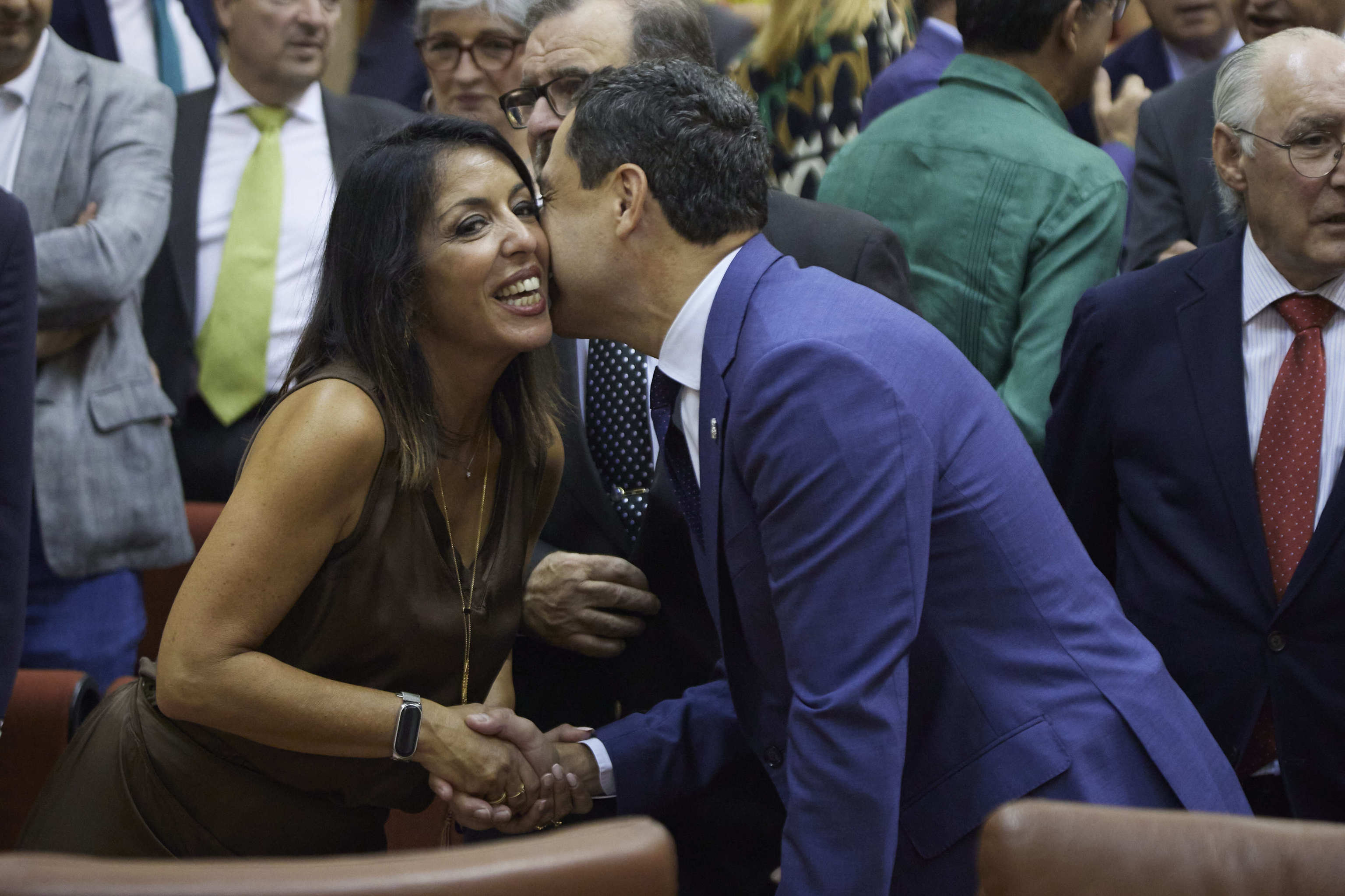 El presidente de la Junta, Juanma Moreno, saluda a la ex presidenta del Parlamento, Marta Bosquet, en la sesin constitutiva de la Cmara.