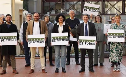 Representantes de las entidades en favor de la escuela bilingüe en Cataluña Alejandro Garcia.