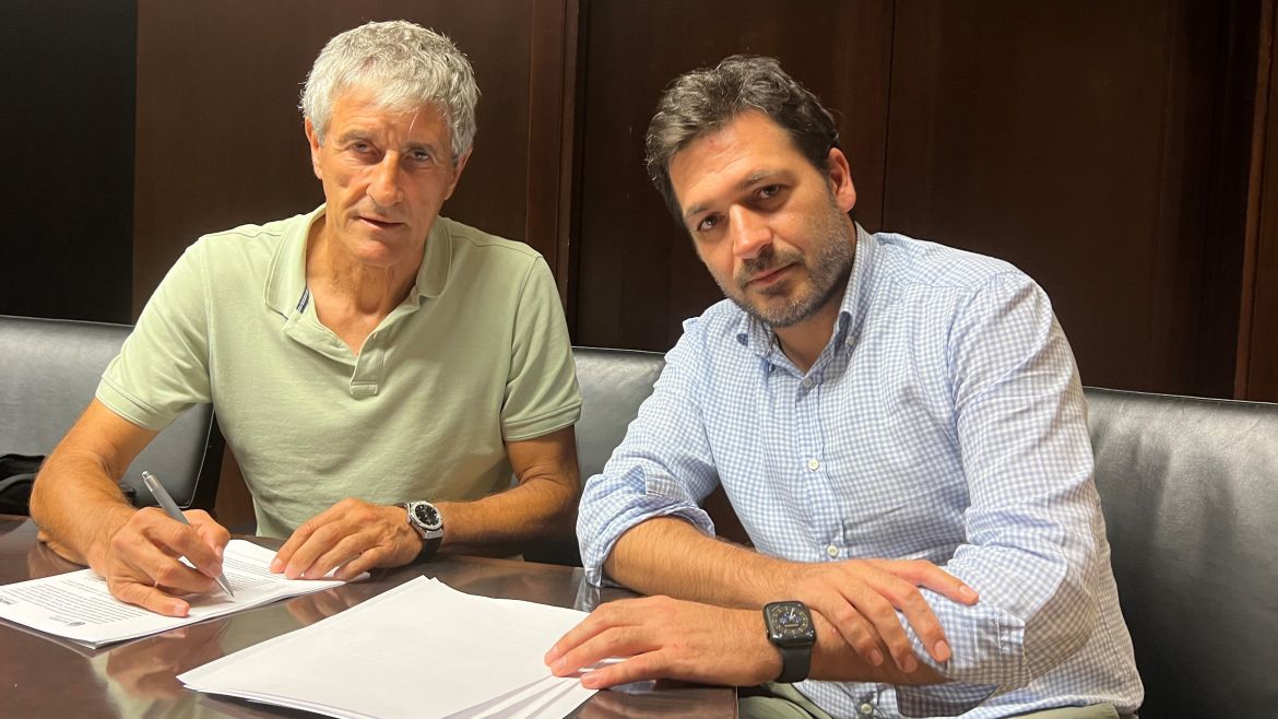 El nuevo entrenador del Villarreal Quique Setin junto al consejero delegado del Villarreal, Fernando Roig Negueroles., firma e