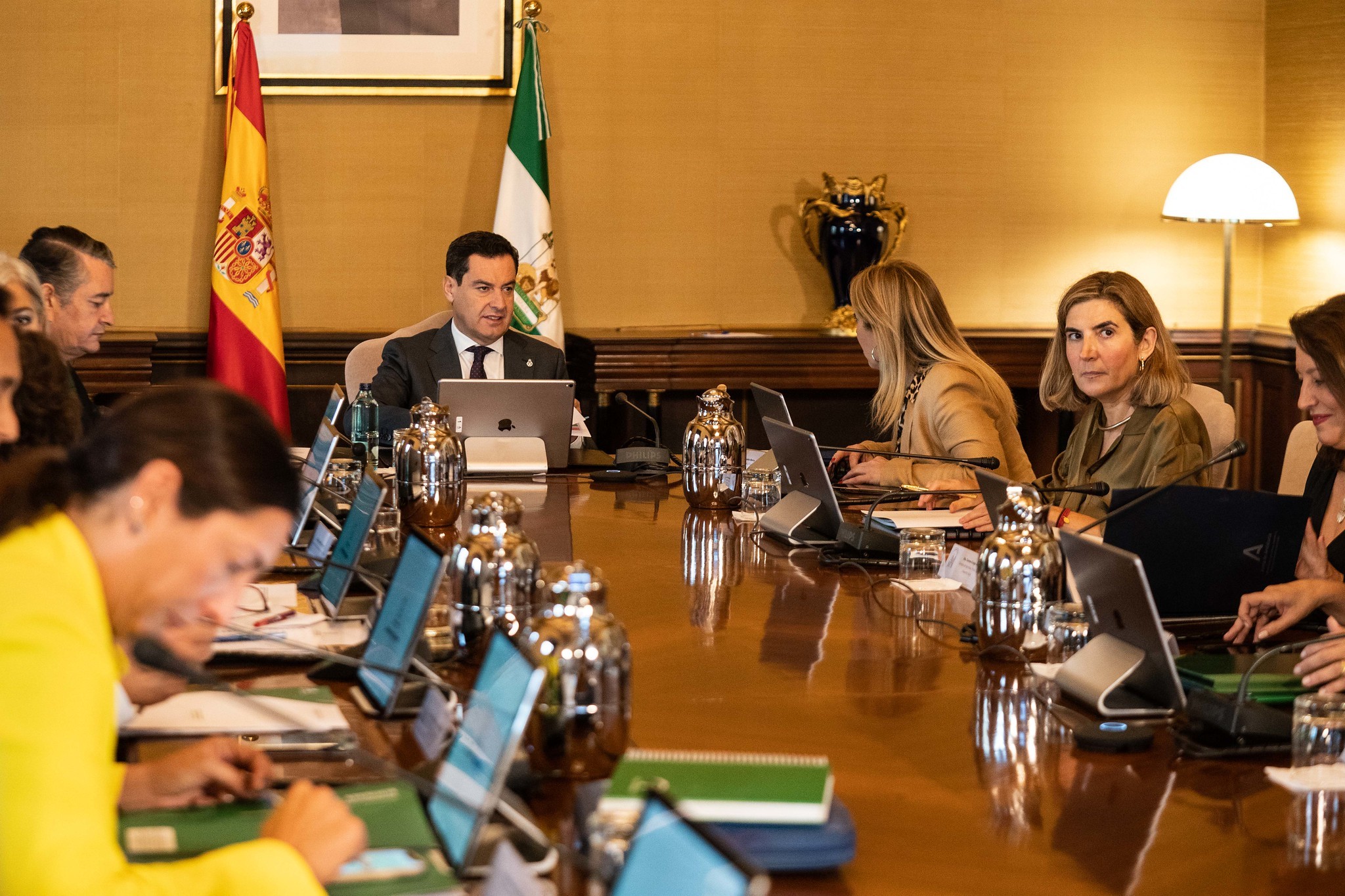 Juanma Moreno preside la reunin de su consejo de gobierno este martes.