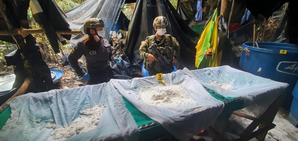 Soldados colombianos incautan 10 toneladas de cocina en Narino.
