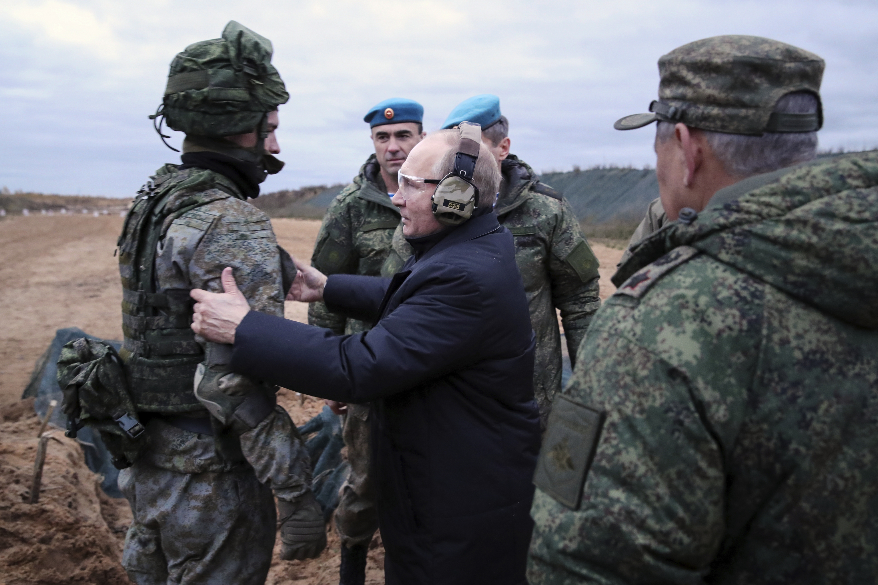 Vladimir Putin habla a un grupo de soldados durante un entrenamiento para reservistas en Riazan (Rusia).