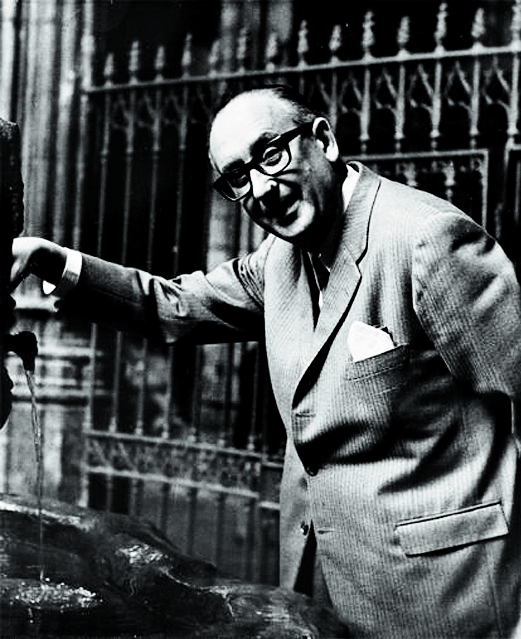 Álvaro Cunqueiro, durante un viaje a Bretaña en 1963.