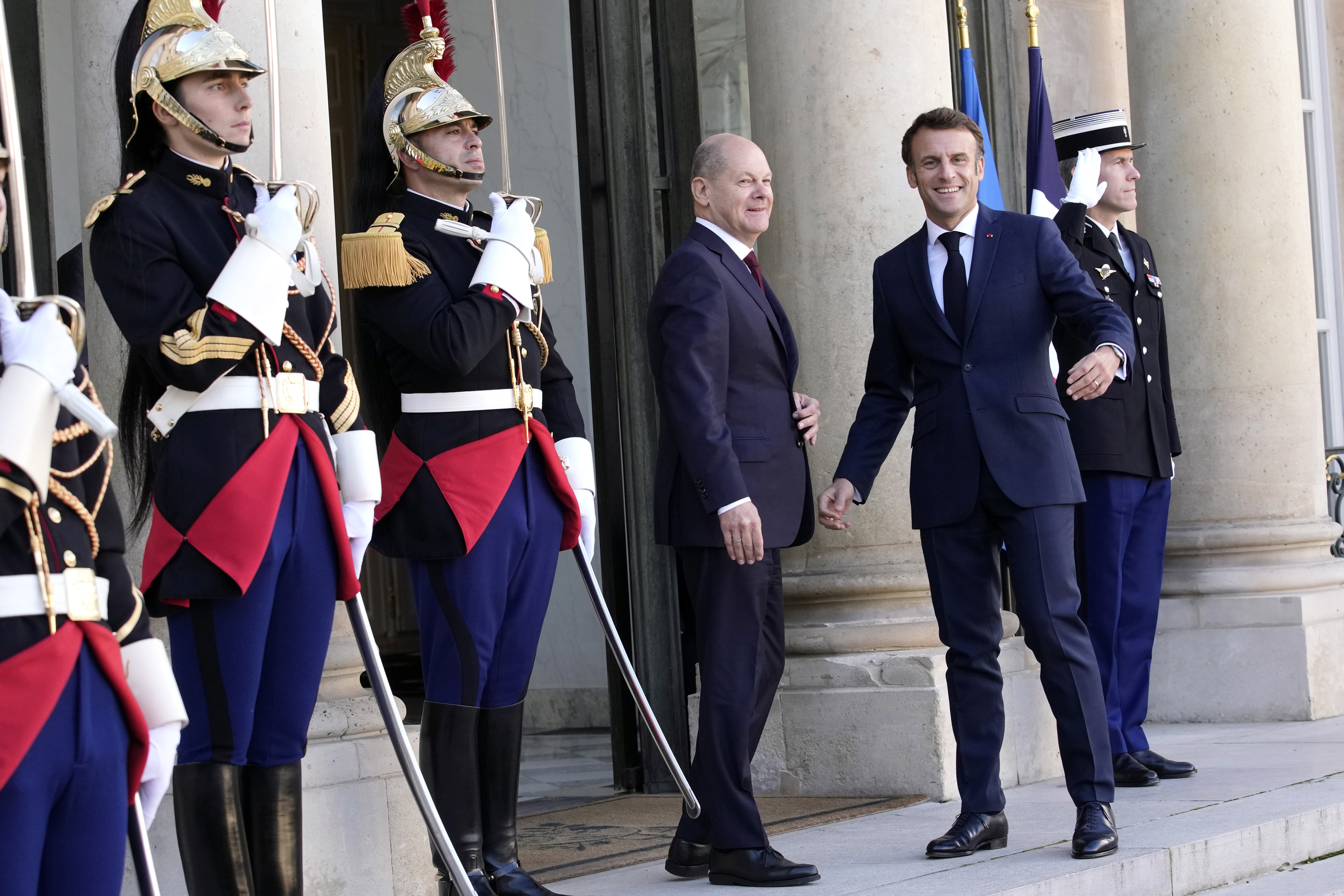Macron (dcha.) recibe a Scholz, hoy, en el Elseo.