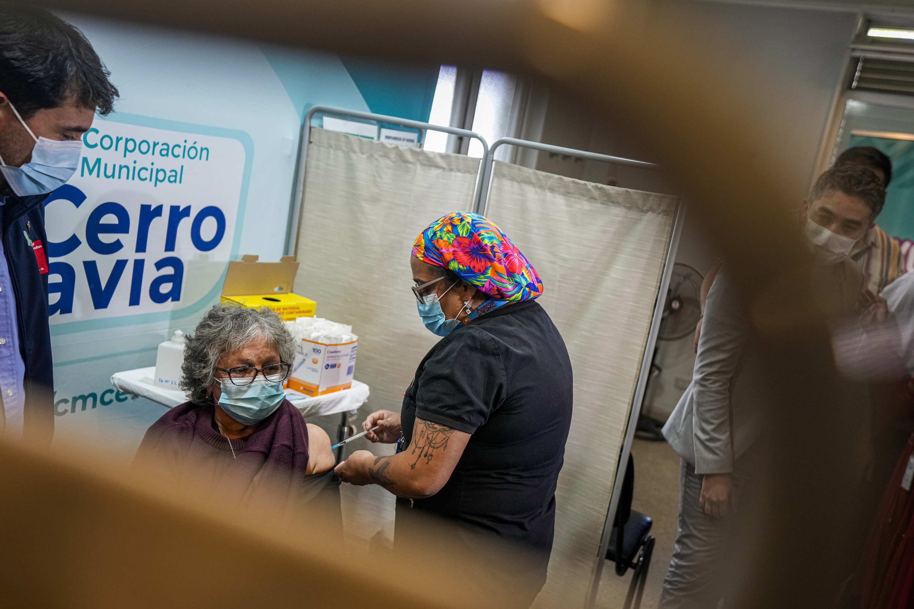 Una mujer recibe una dosis de la vacuna bivalente anti-Covid en Santiago, Chile.