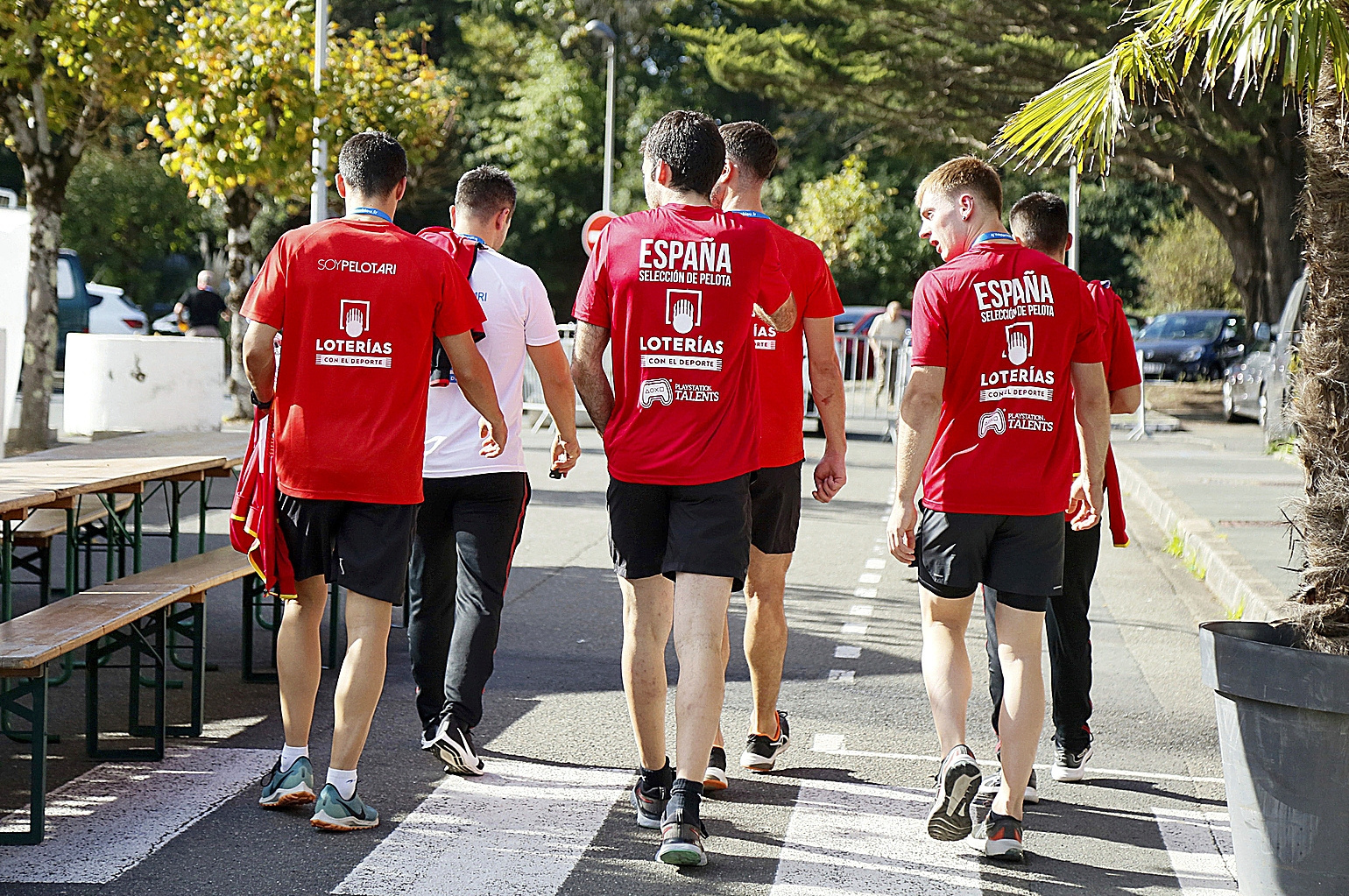 Varios pelotaris de la seleccin de Espaa de pelota caminan hacia el frontn de Biarritz, una de las siete sedes del Mundial.
