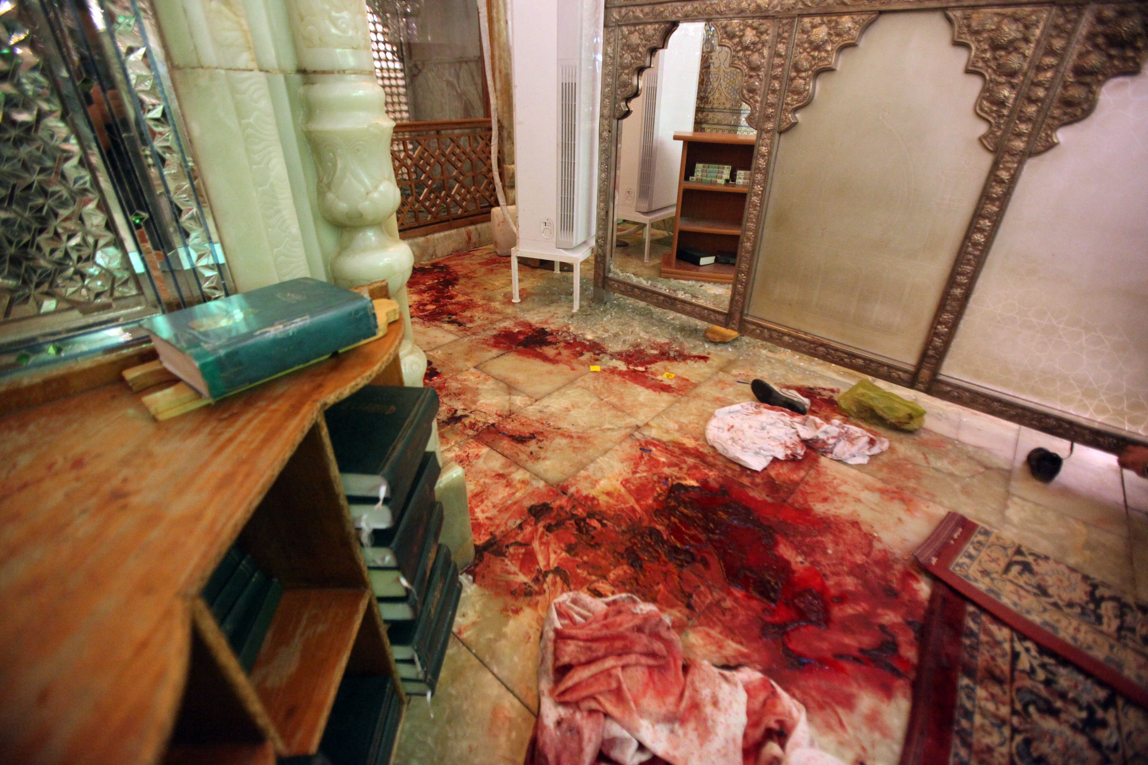 Manchas de sangre en el mausoleo de Shah Cheragh, de la ciudad de Shiraz.