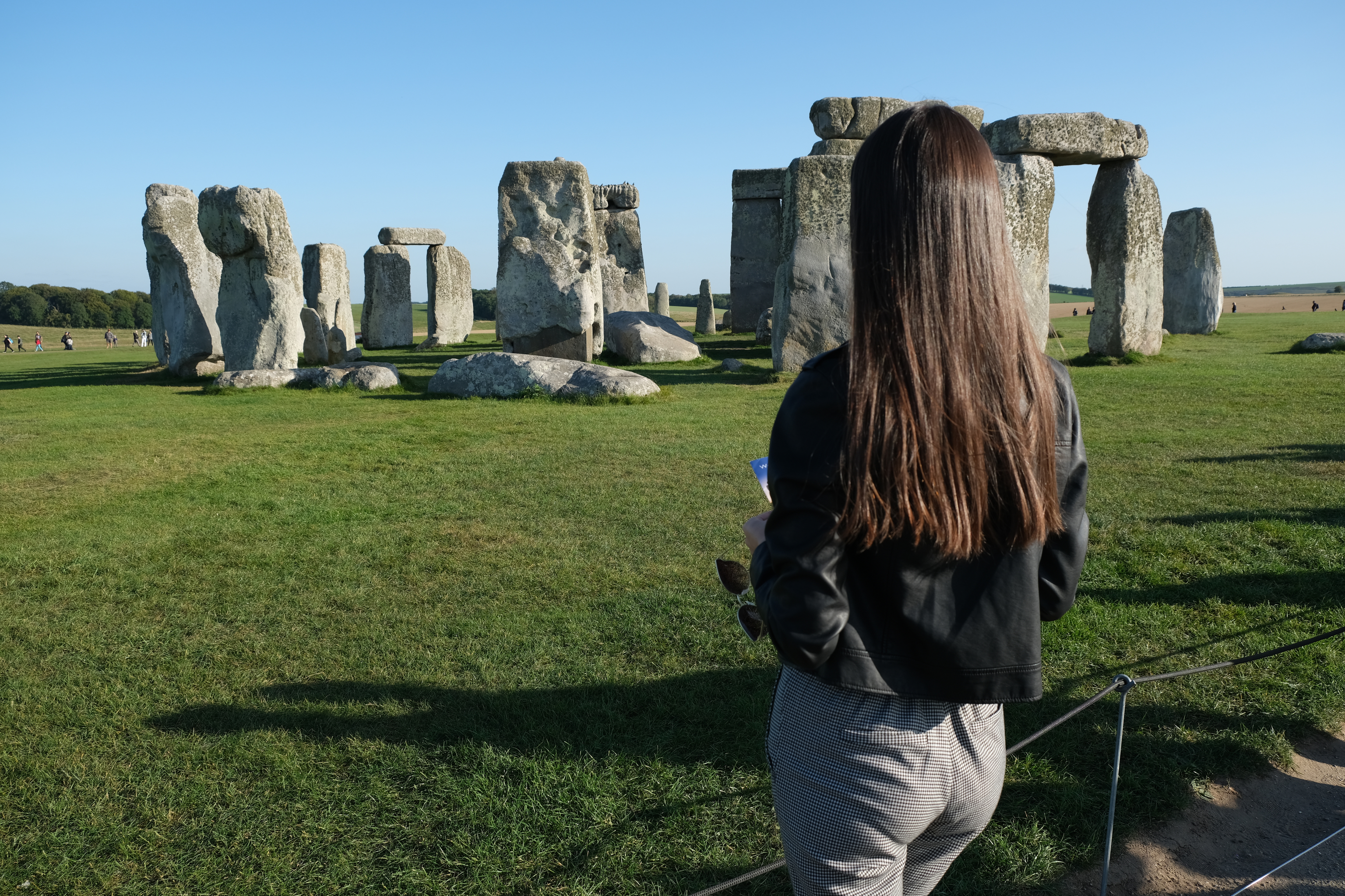 Una joven, frente al yacimiento de Stonehenge.