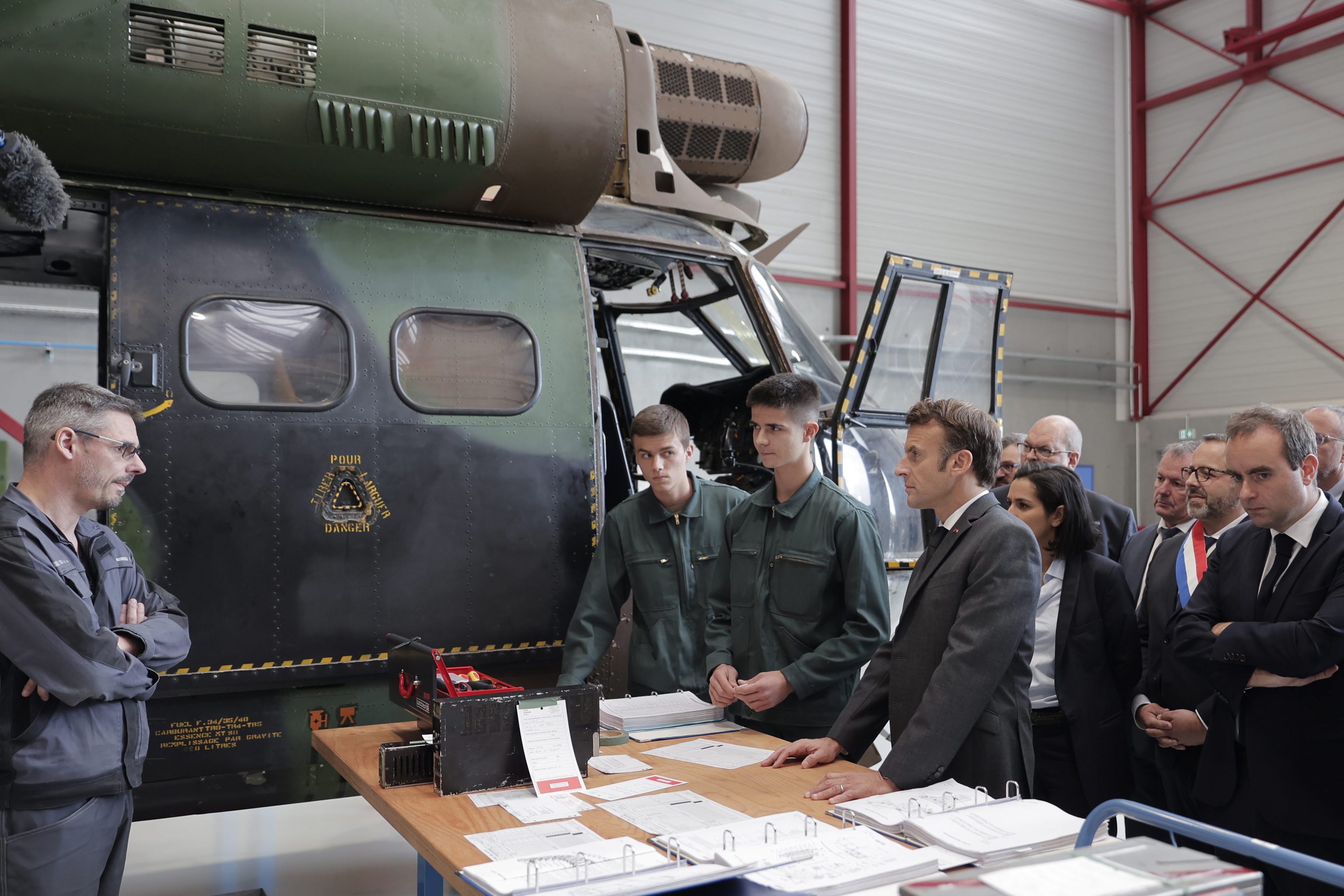 El presidente Macron en el almacén de reparación de helicópteros Puma.