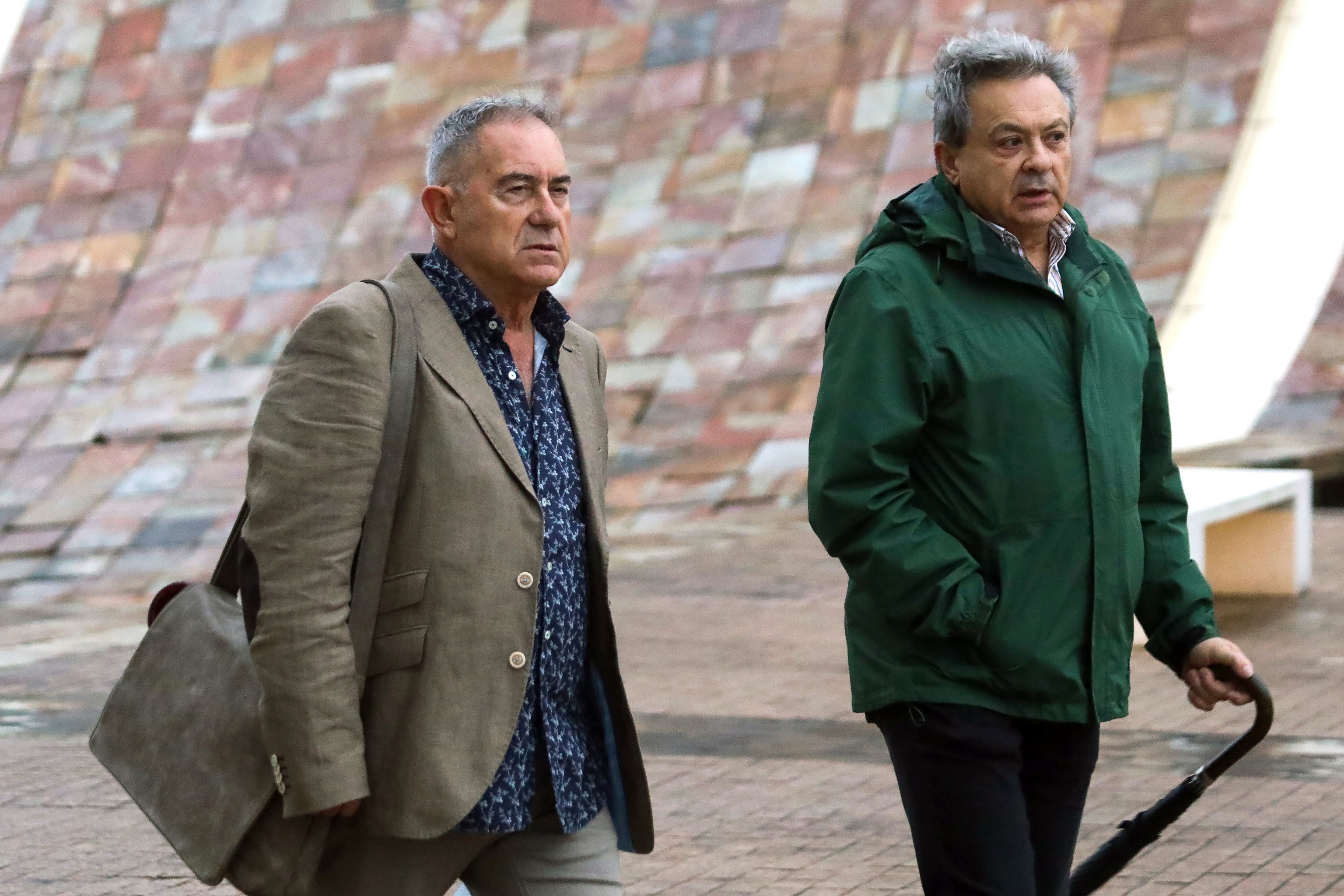 El ex jefe de maquinistas de Ourense Jos Ramn Iglesias Mazaira (izqda.), a su llegada al juicio.