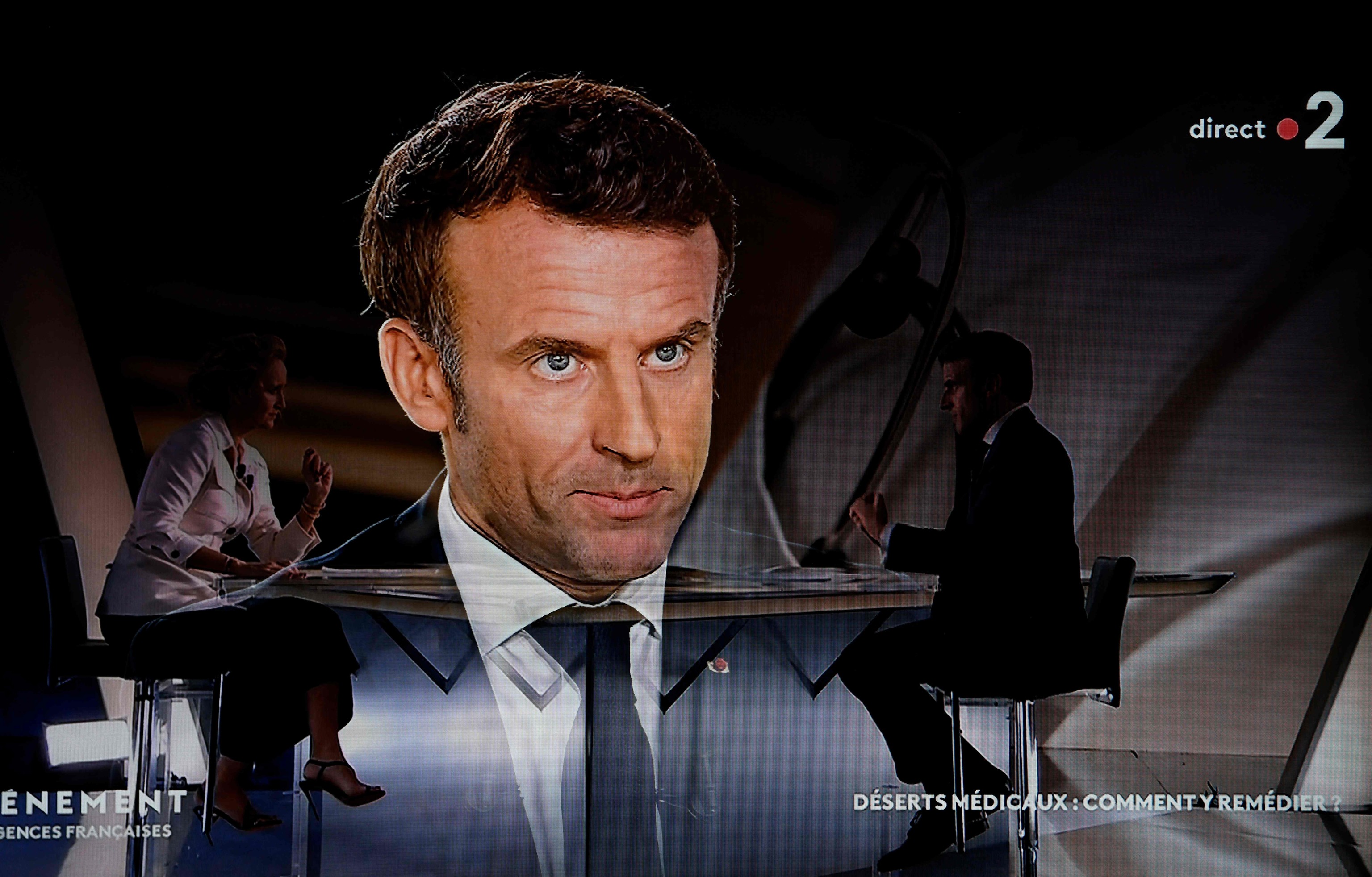 In this screen shot made in Paris on October 26, 2022 French president Emmanuel  lt;HIT gt;Macron lt;/HIT gt; (R) speaks during an interview by French journalist and TV host Caroline Roux as part of the show entitled "L'evenement". (Photo by Ludovic MARIN / AFP)