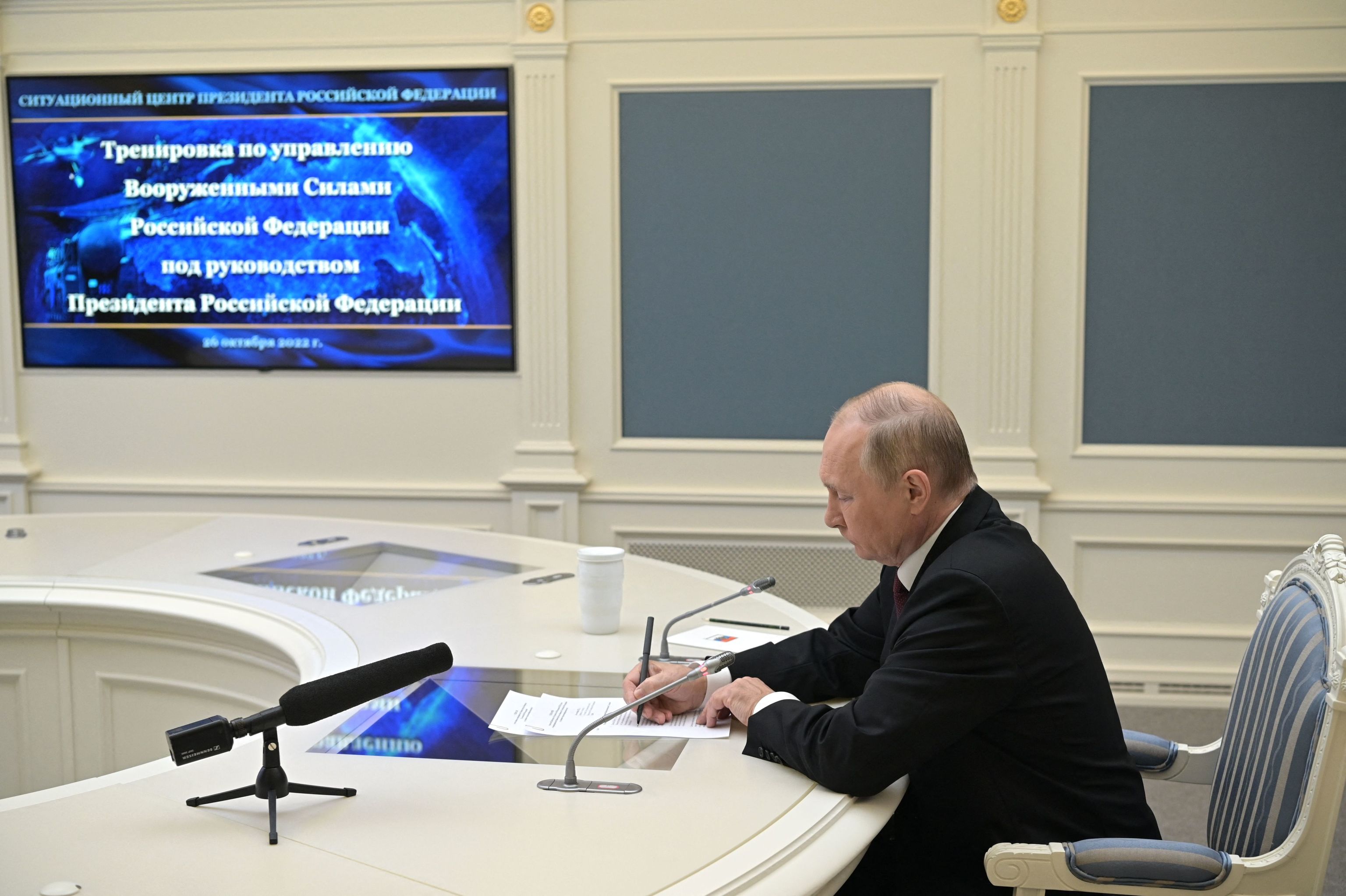 El presidente ruso, Vladimir Putin, observa de manera virtual los entretanamientos.