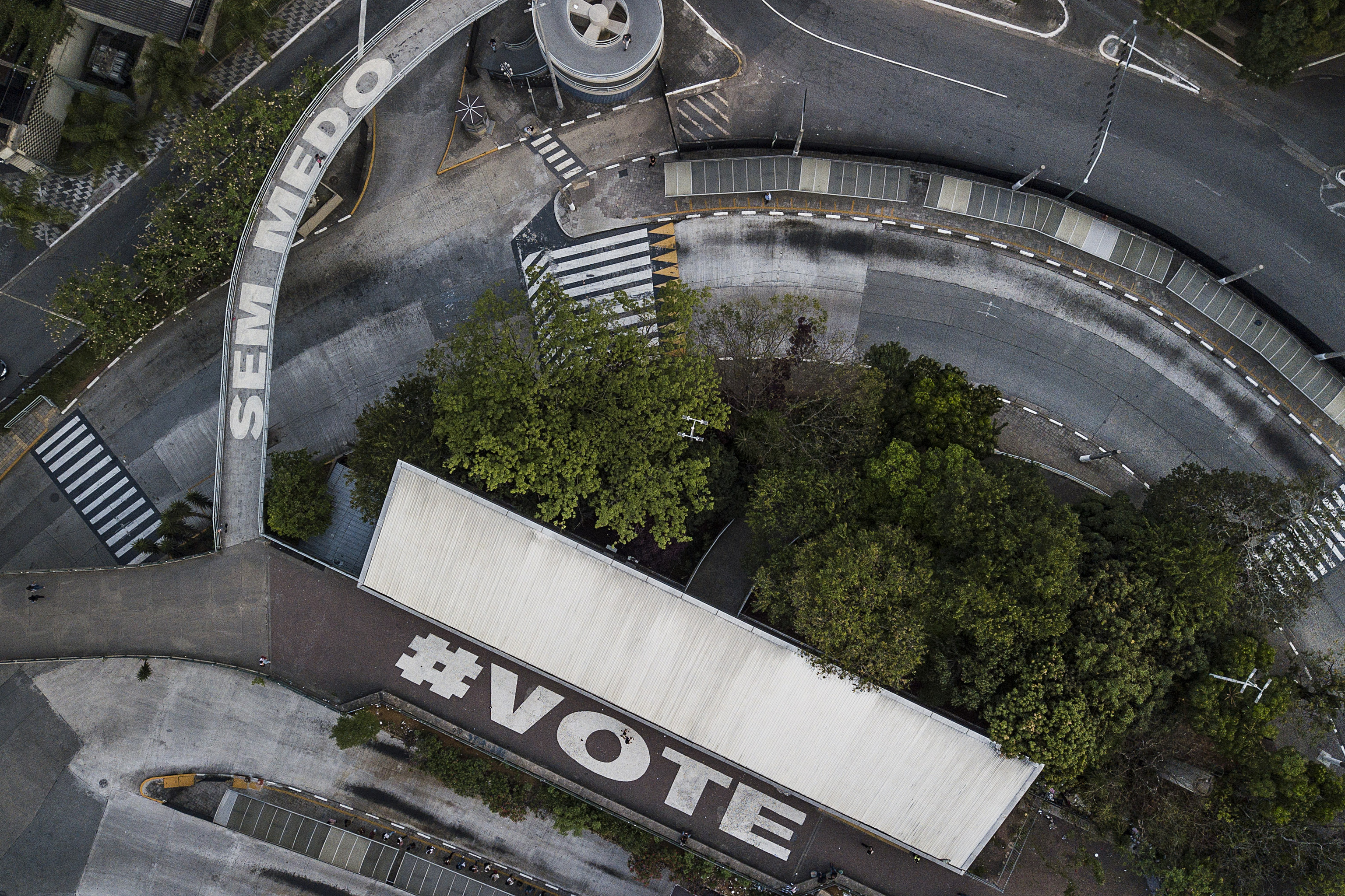 La frase "Sin miedo, vota" en un puente de So Paolo.