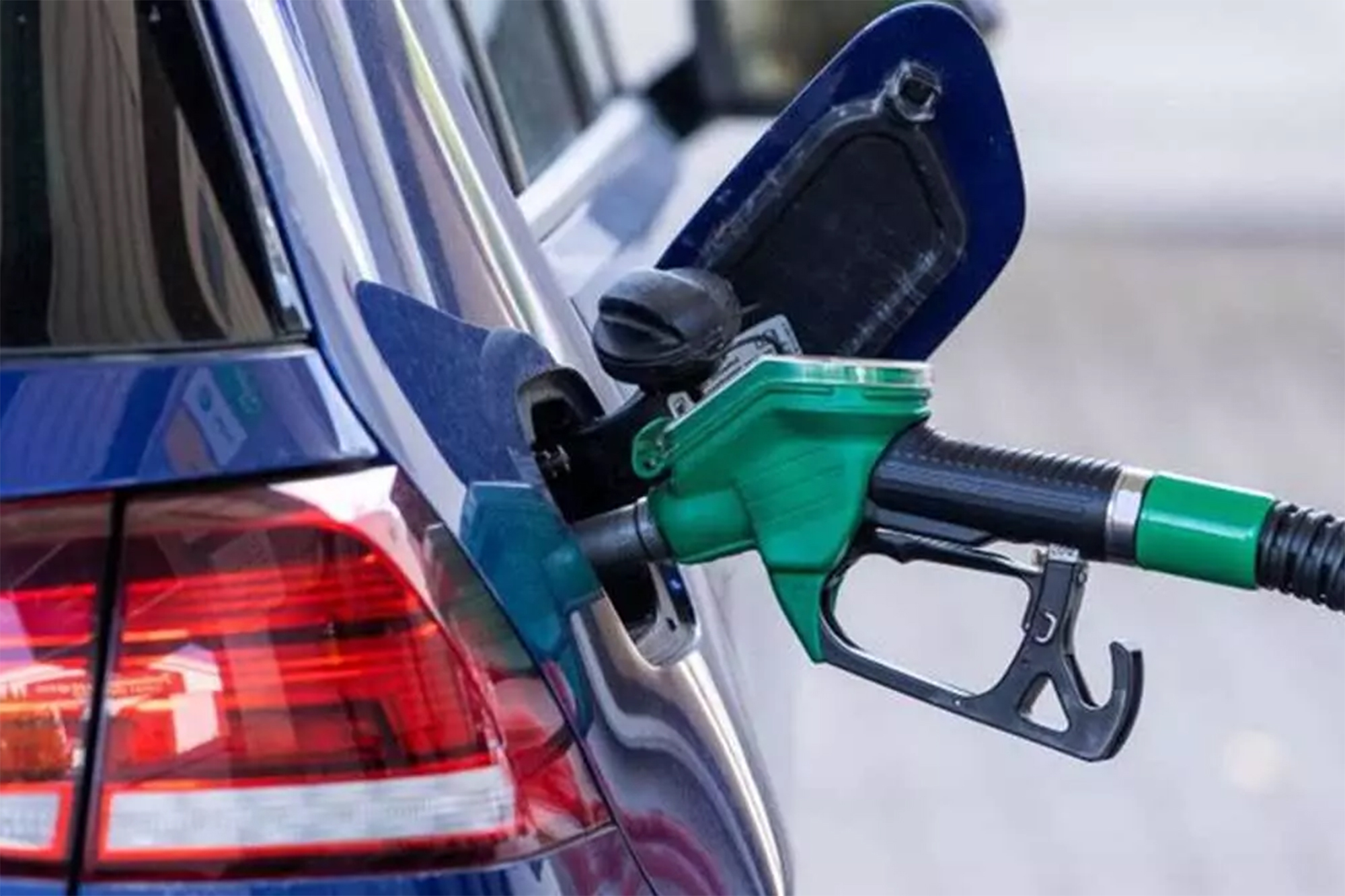 No se podrá vender ningún coche que use combustibles que expulsen CO2