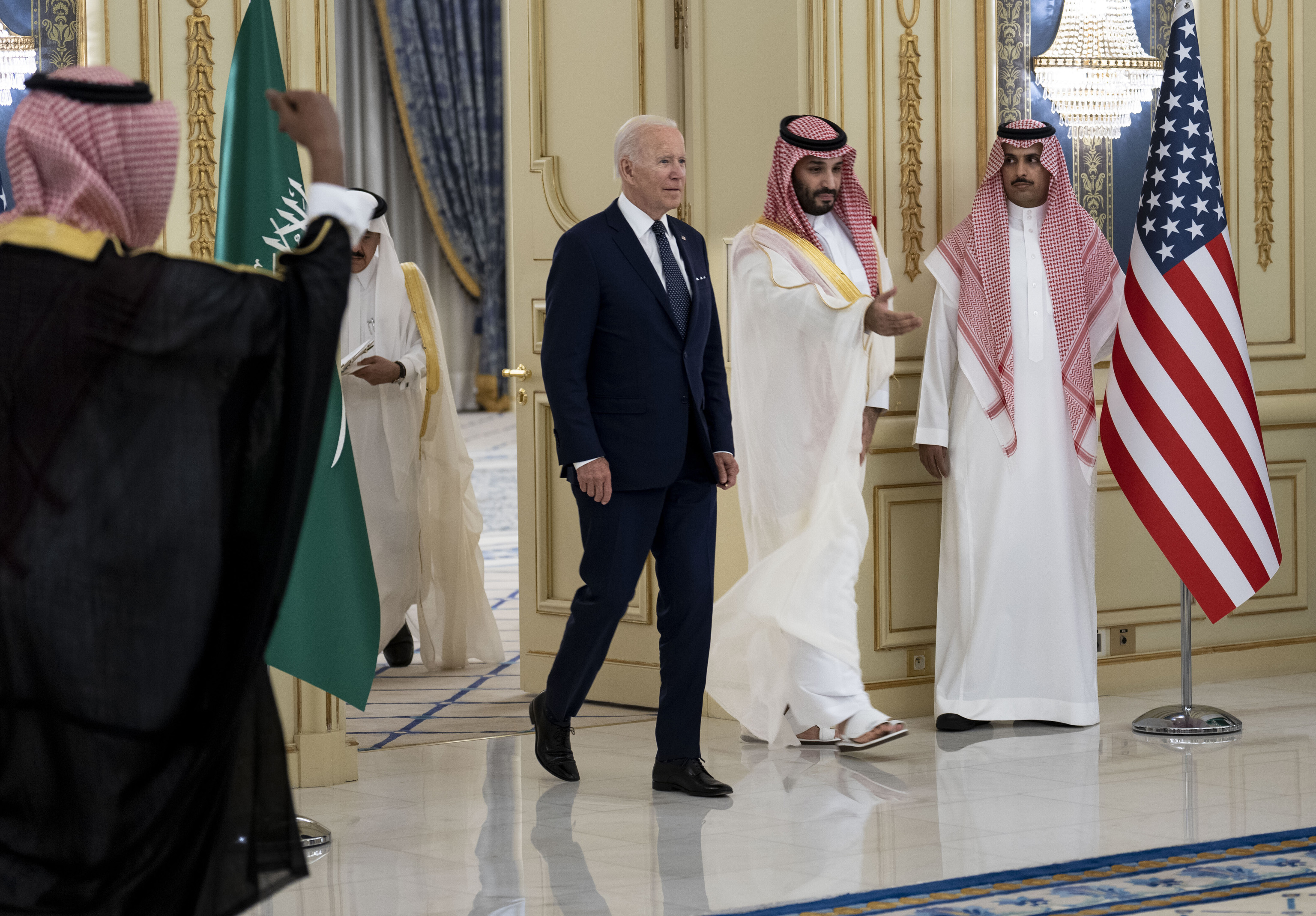 Joe Biden, junto a  Mohamed bin Salman, en Jeddah.