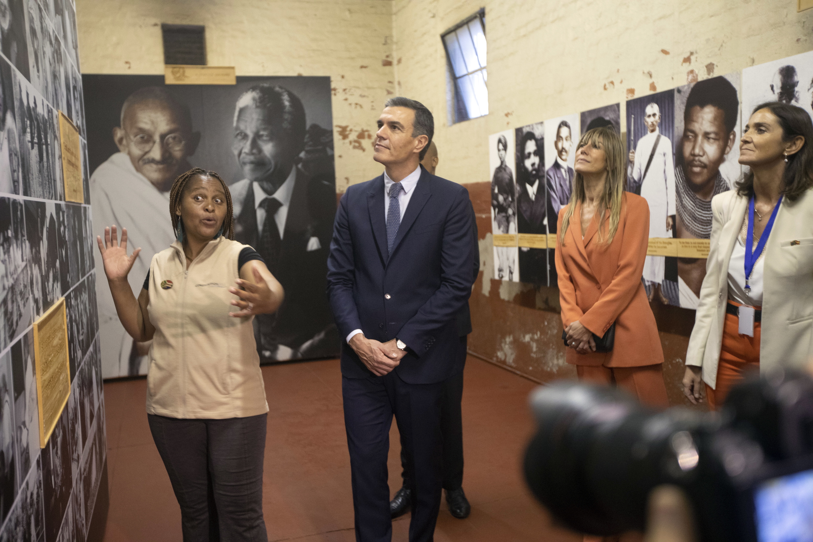 Pedro Sánchez, junto a su esposa, Begoña Gómez, y la ministra Reyes Maroto, en la visita a la antigua prisión de Nelson Mandela, en Johannesburgo.