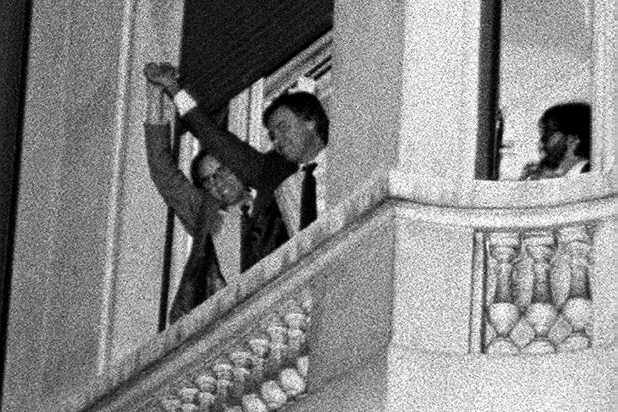Felipe Gonzlez y Alfonso Guerra, en el balcn del Hotel Palace de Madrid, tras su triunfo electoral de 1982.