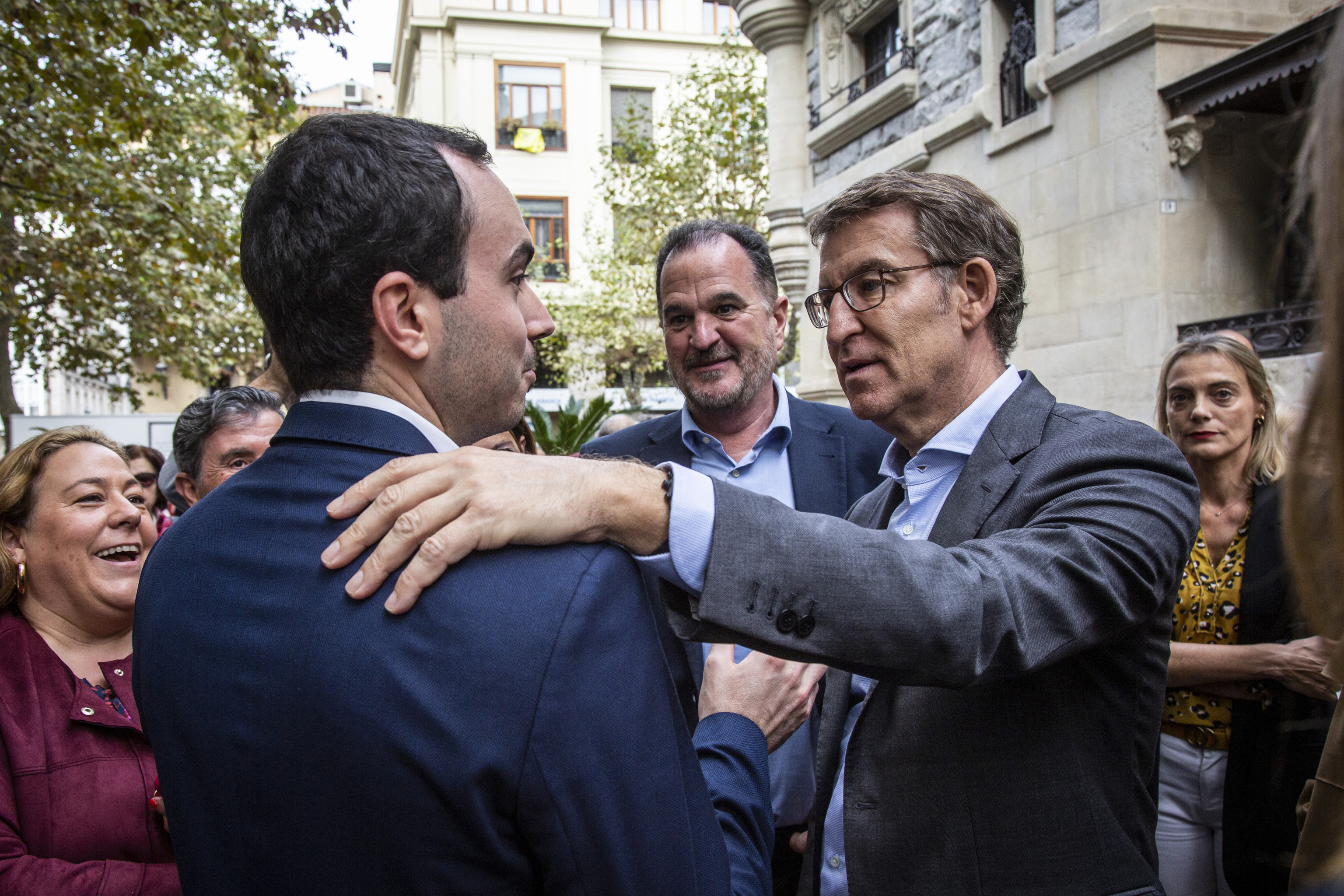 Alberto Nez Feijo bromea con el concejal de Labastida Daniel Garca durante su paseo por el centro de Vitoria.