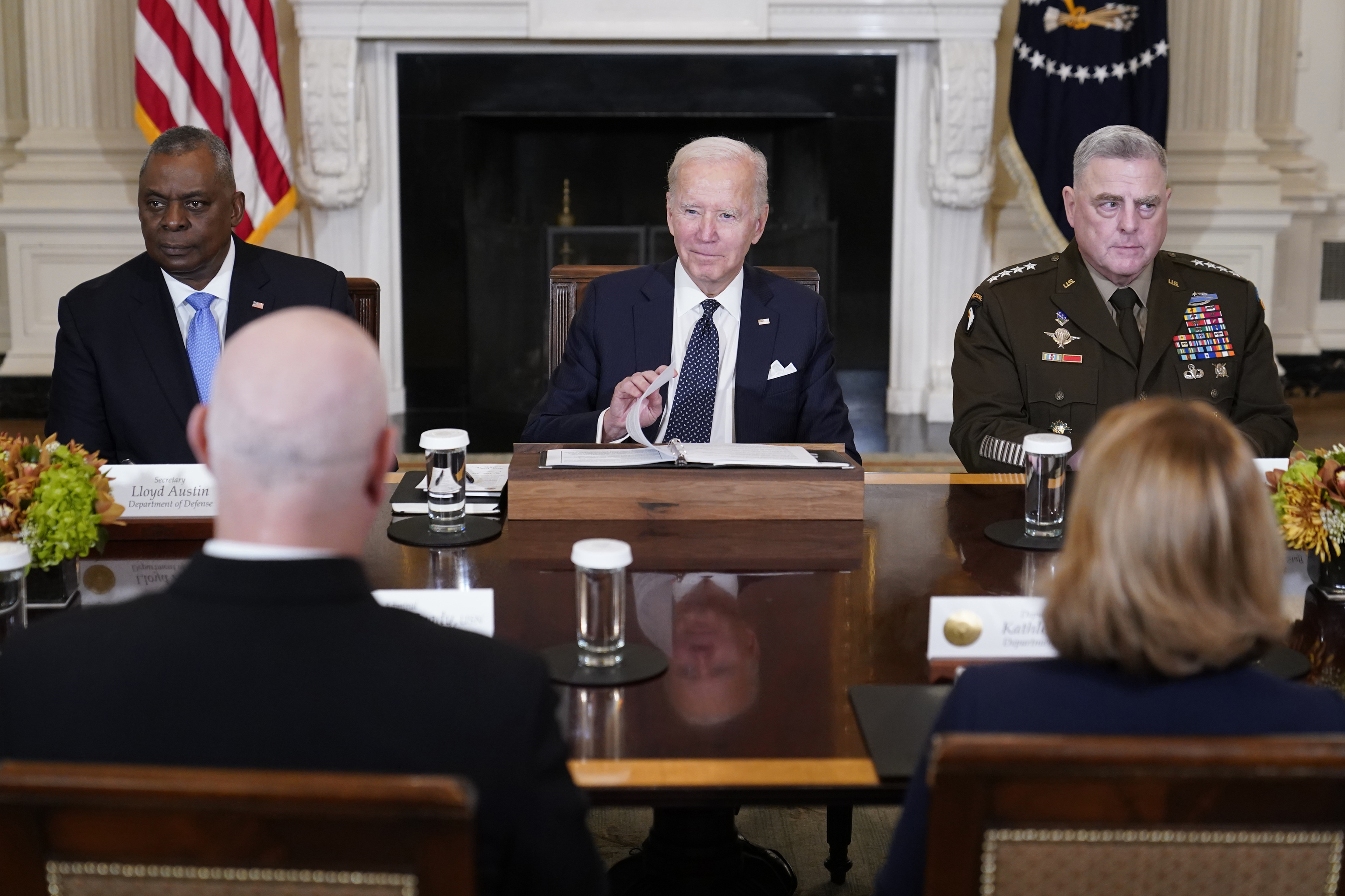 Joe Biden reunido con el secretario de Defensa, Lloyd Austin, y el jefe del Estado Mayor, el general Mark Milley, en Washington.