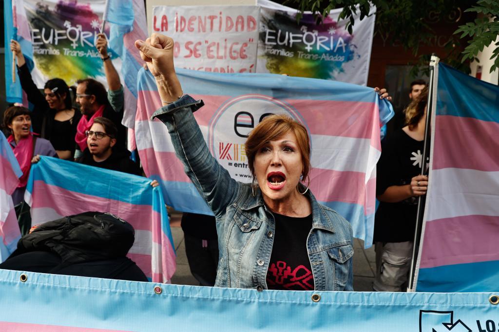 Manifestación convocada por la Plataforma Trans frente a la sede del PSOE.