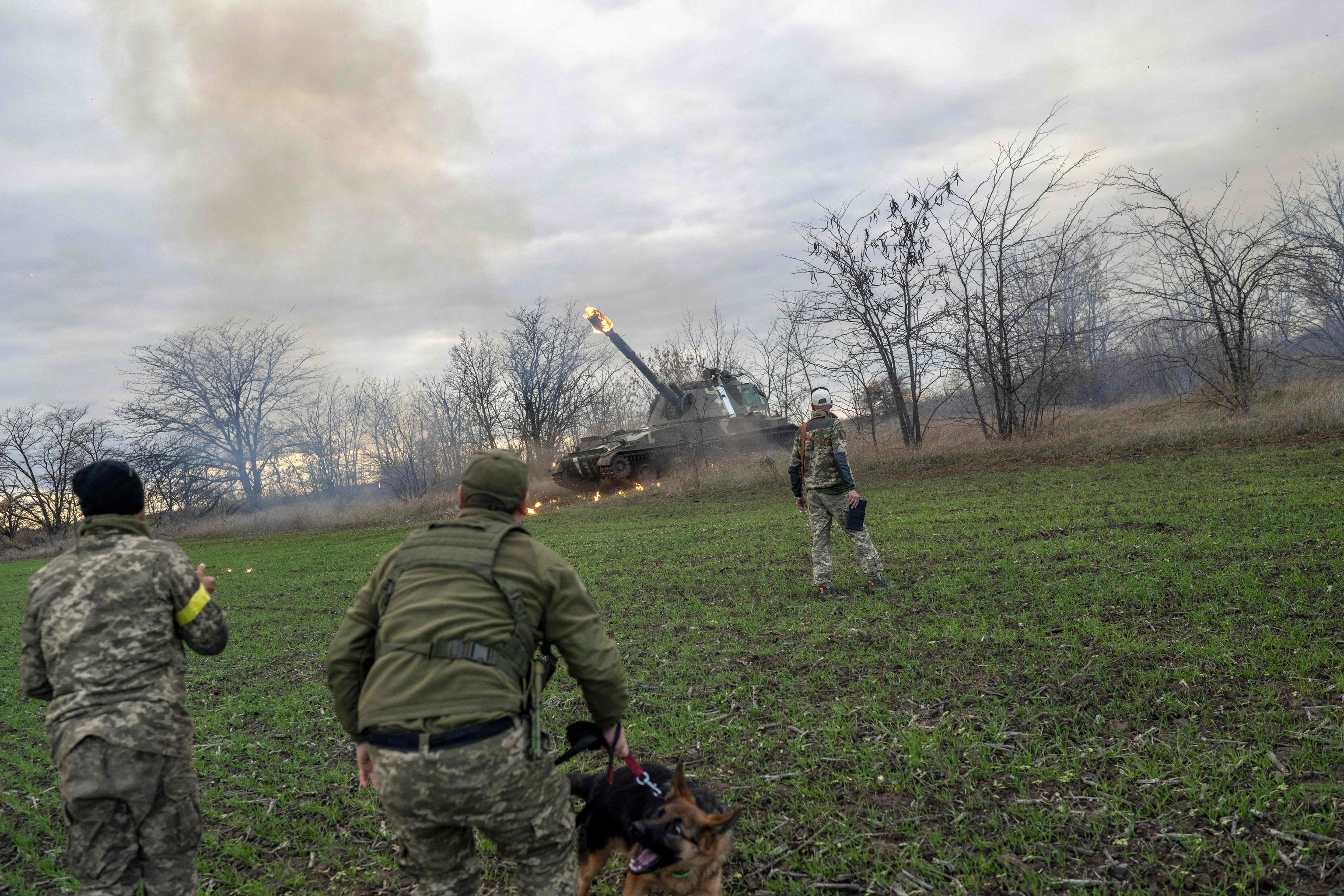 Tropas ucranianas avanzan hacia Jersón.