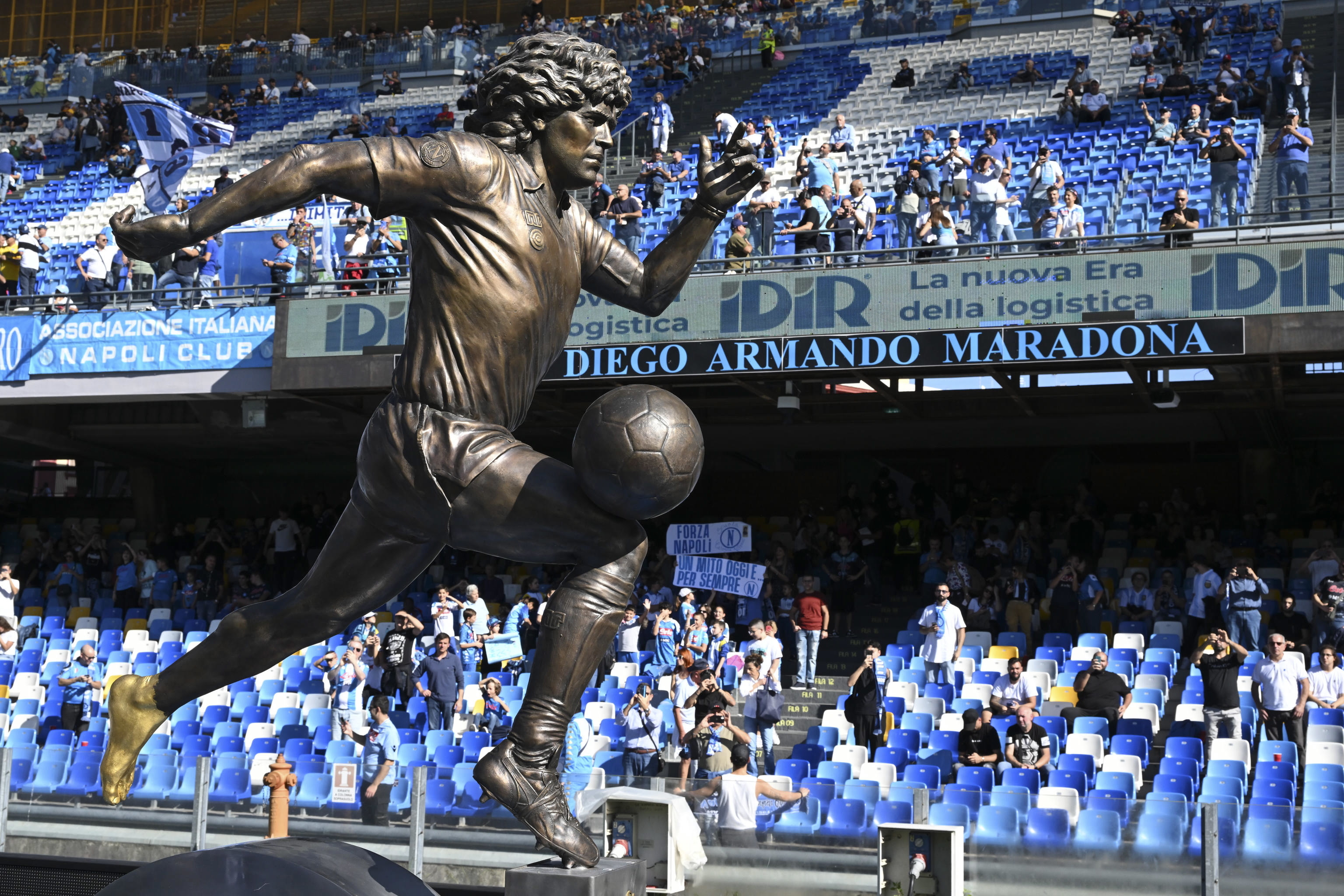 Estatua de Maradona descubierta ante del partido del Npoles contra el Sassuolo.