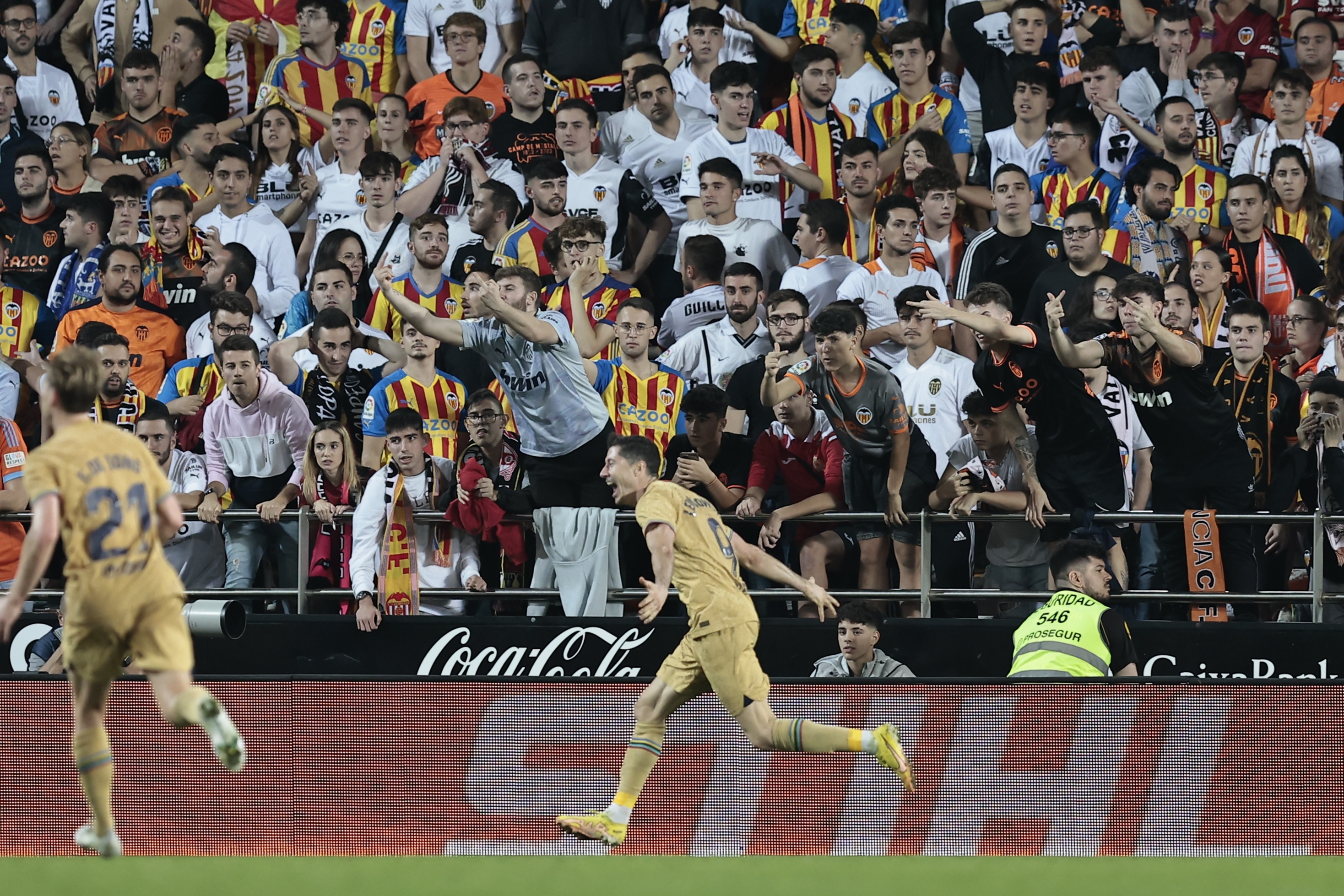 Lewandowski festeja el gol del triunfo en Mestalla.