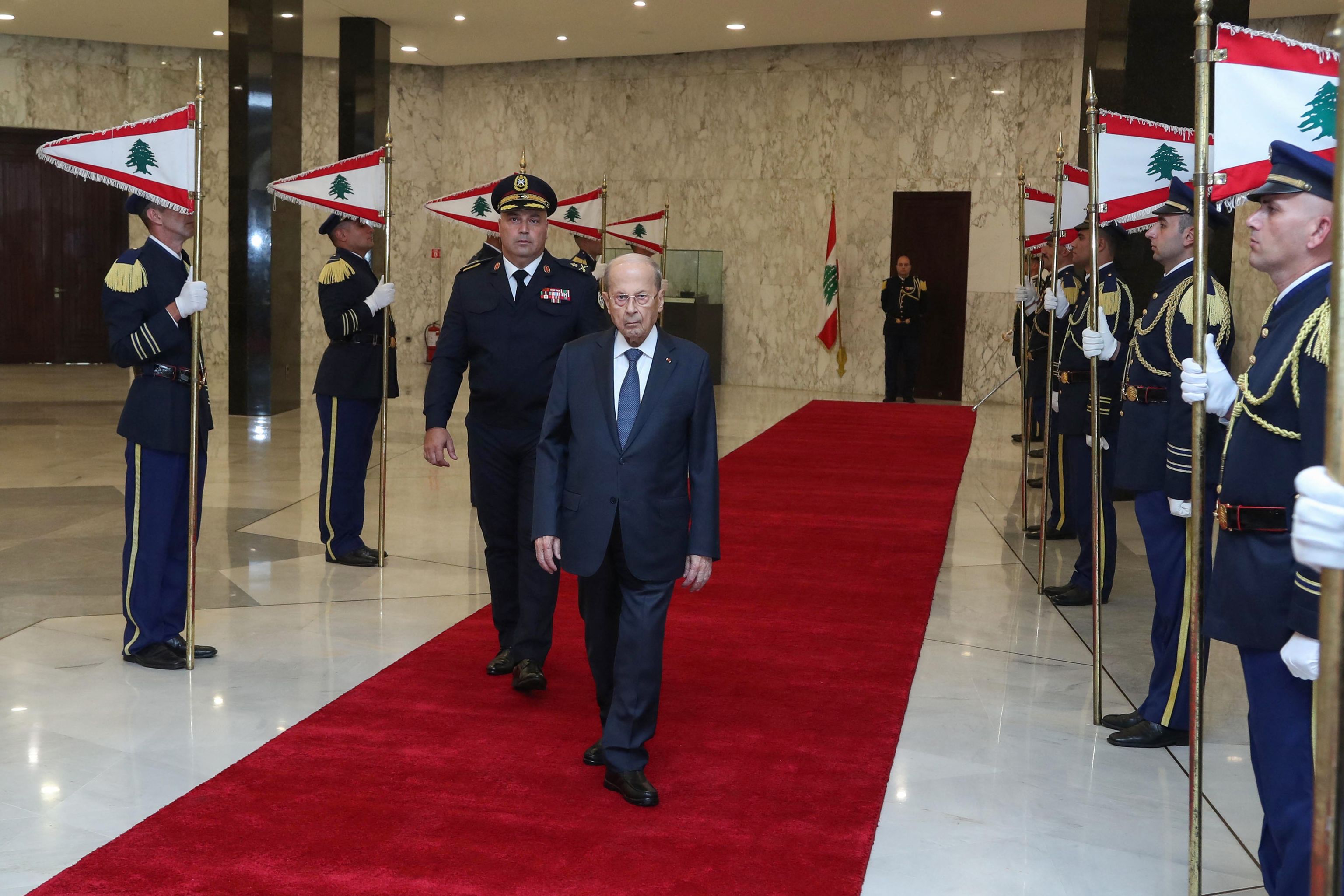Michel Aoun abandona el palacio presidencial de Baabda este domingo.