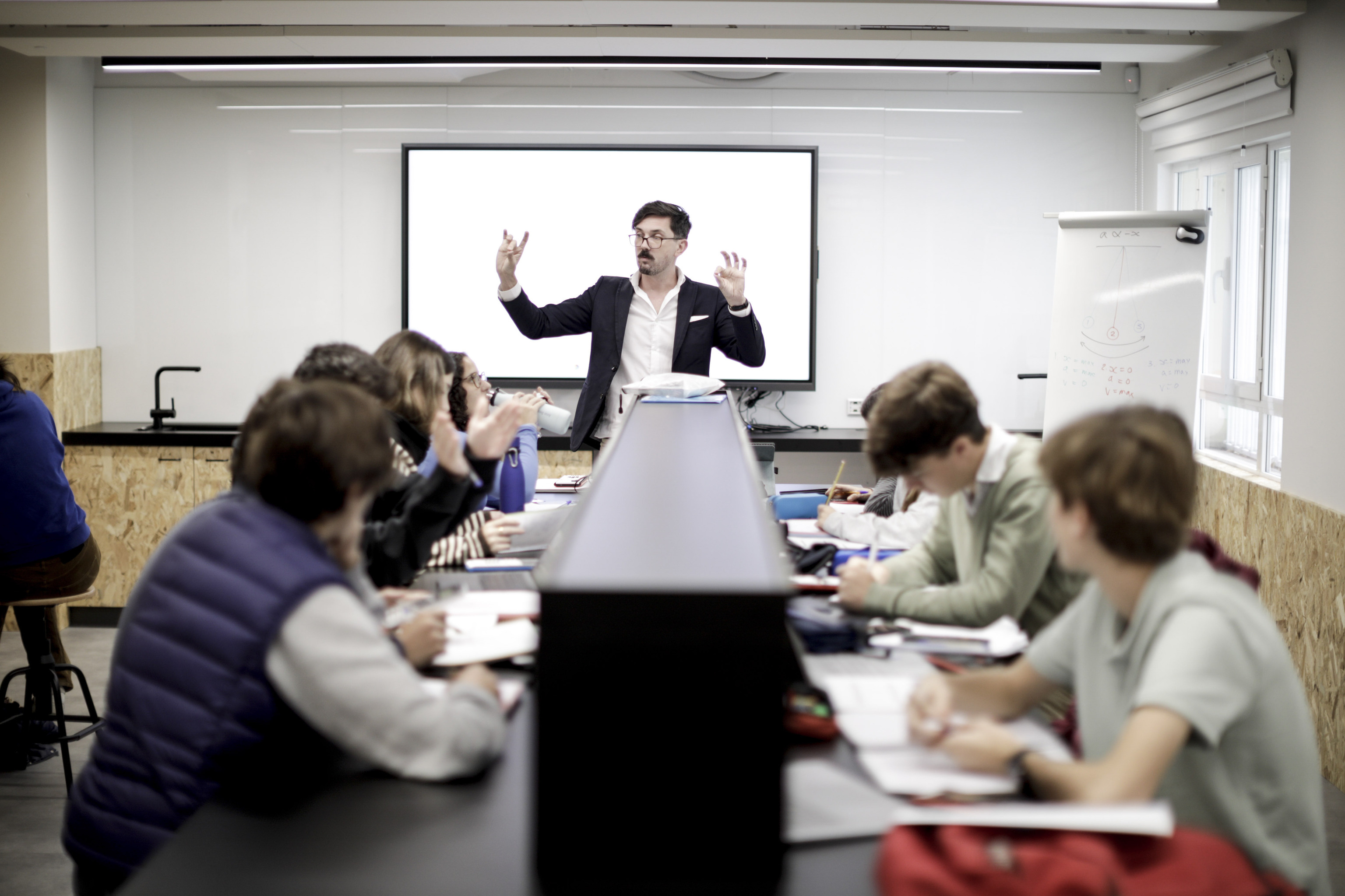 El profesor de Fsica, Alexander Johnson, en una clase con sus alumnos de primer curso de Bachillerato.
