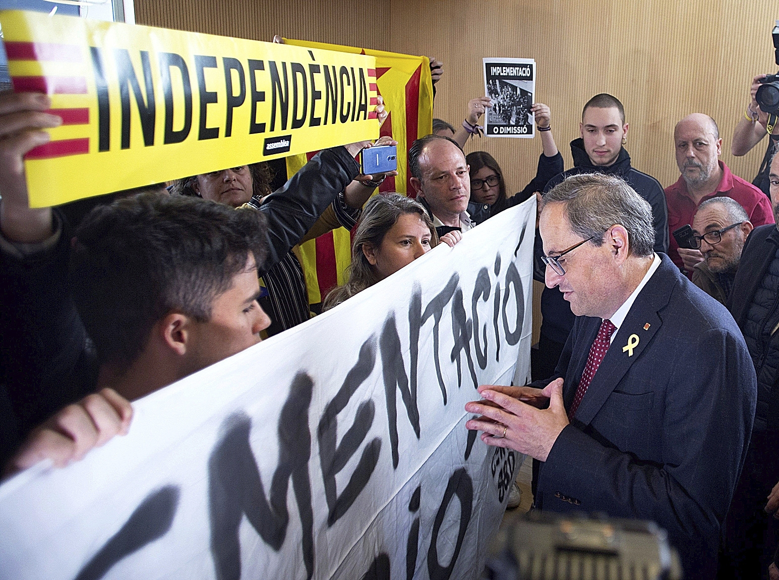 El ex presidente de la Generalitat, Quim Torra habla con miembros del CDR de Sabadell antes de un acto de JxCat en 2019.