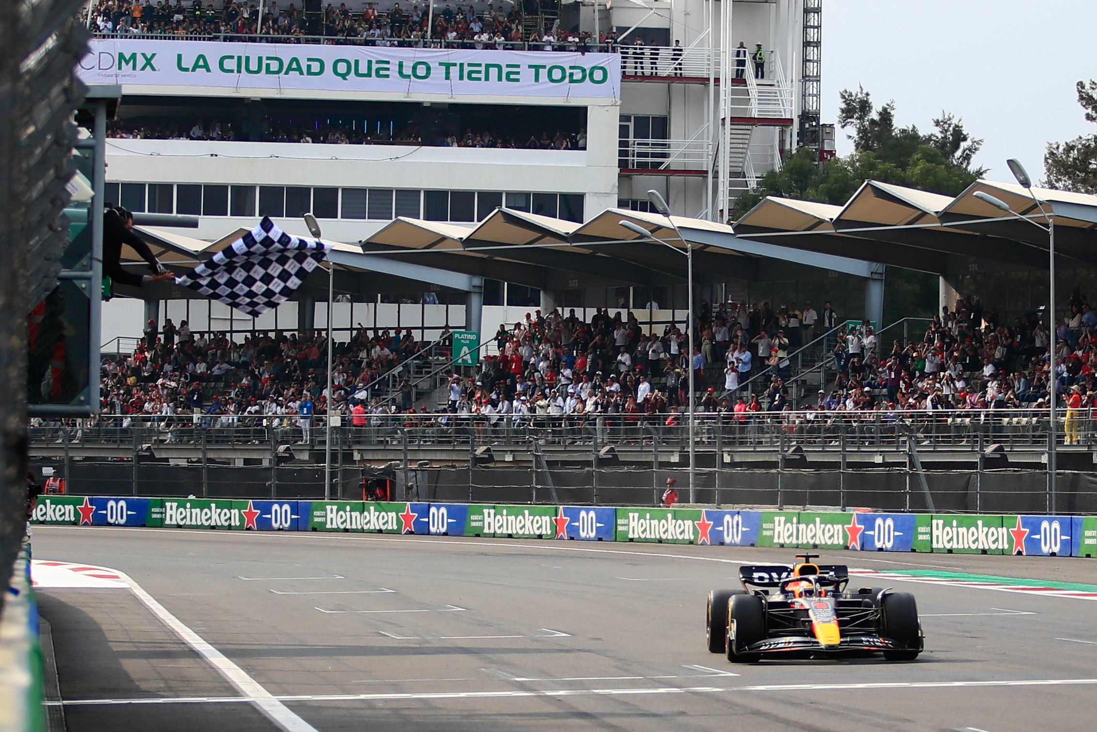 Bandera a cuadros para Verstappen en el Autódromo Hermanos Rodríguez.