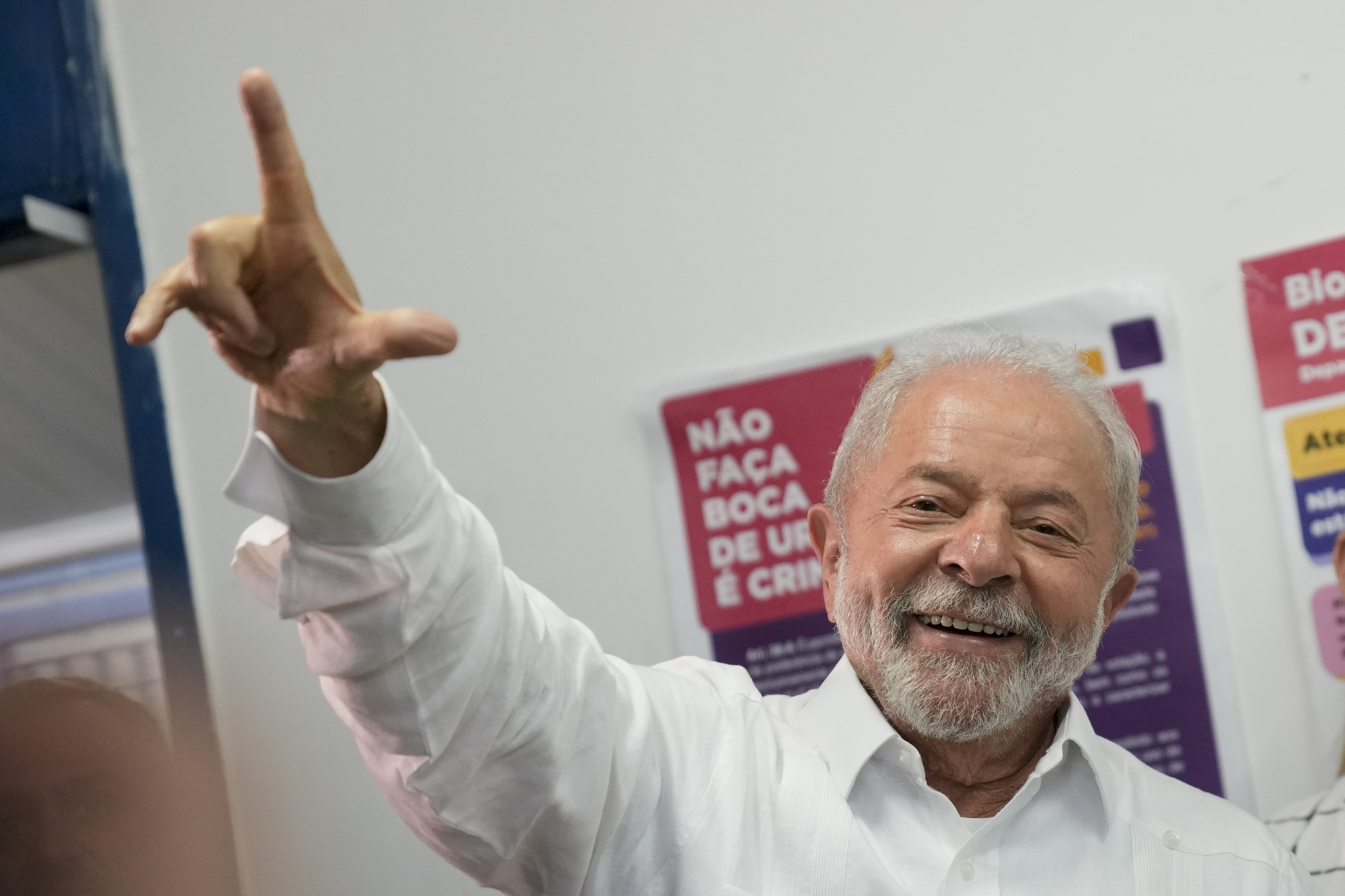 Lula da Silva sonríe tras ir a votar en la segunda vuelta.