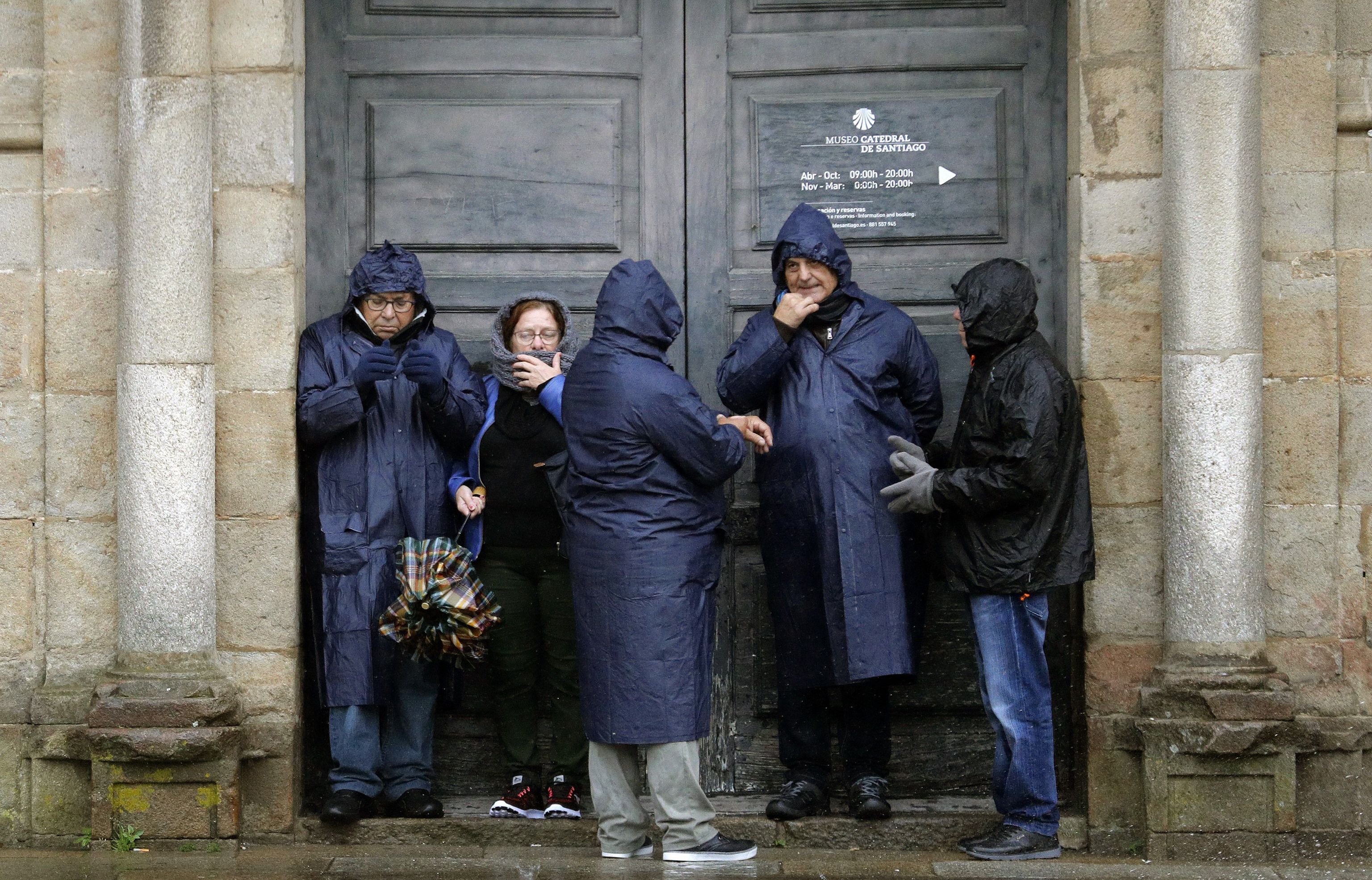 Turistas bajo la lluvia en Santiago de Compostela.