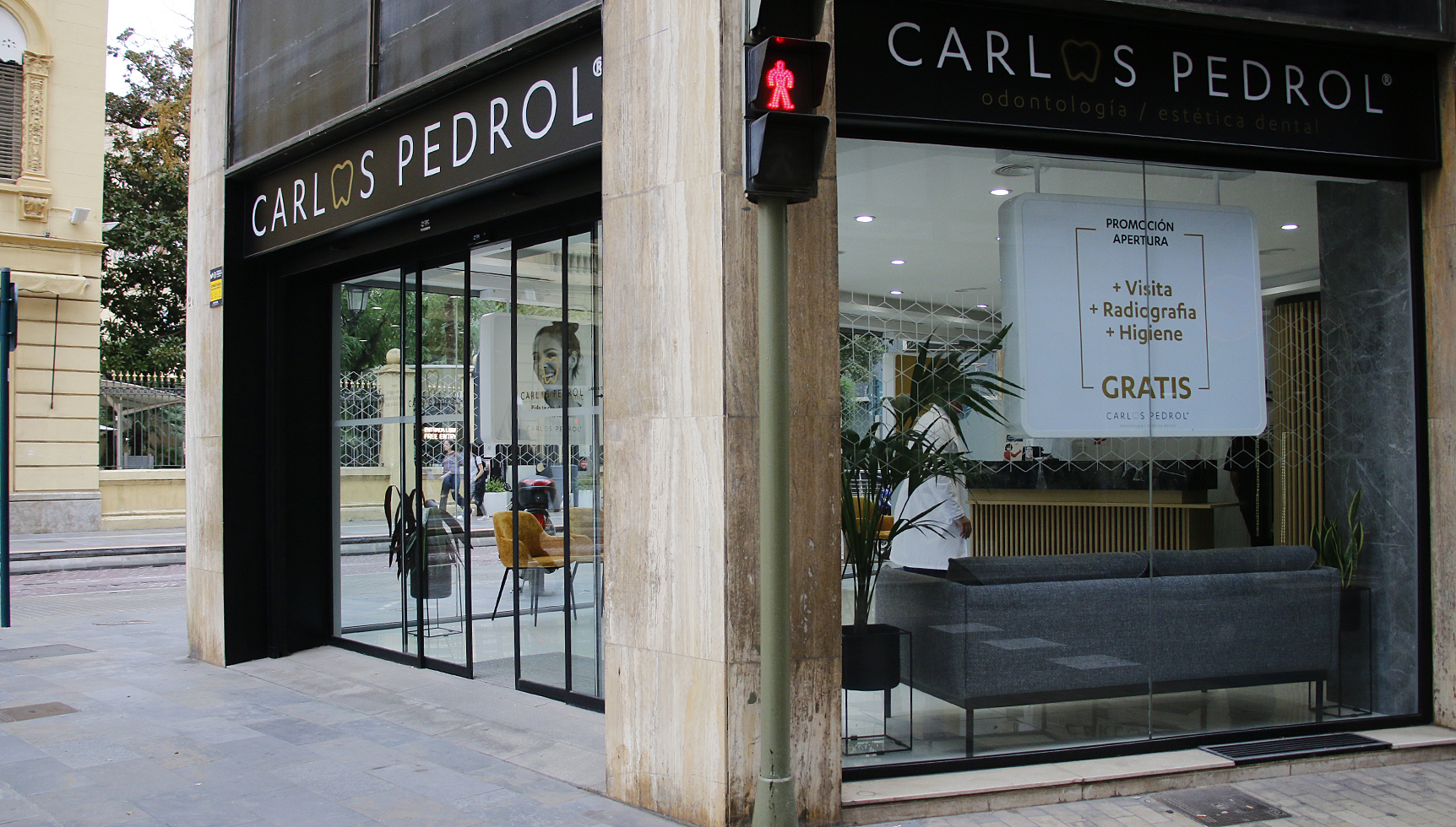 La clínica Carlos Pedrol está ubicada en la Puerta del Sol de la capital de La Plana.