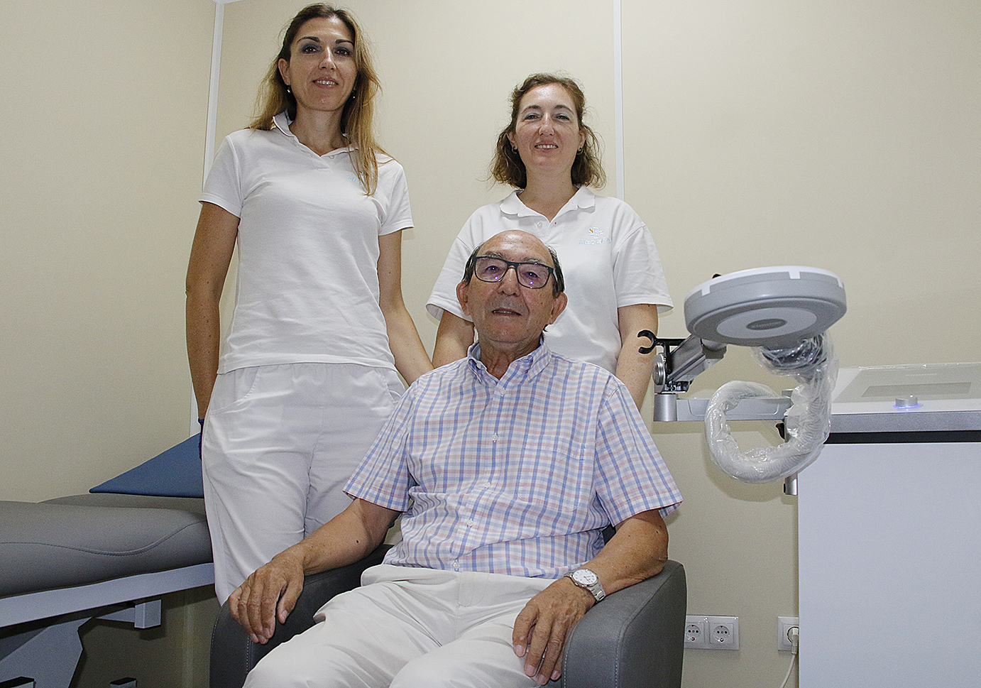 El artífice de la clínica Medefis, Antonio Font, con sus hijas Bibiana y Mireia Font.