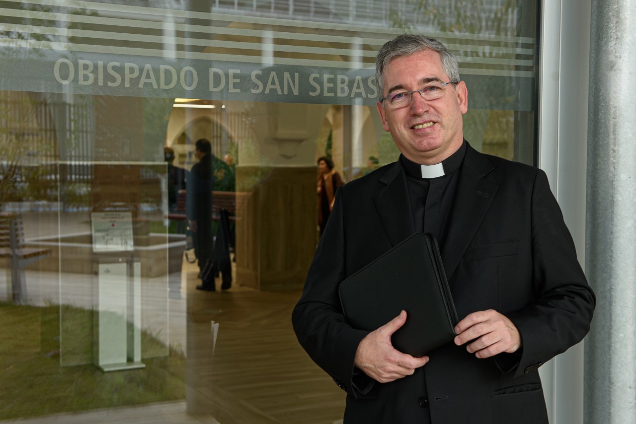 Fernando Prado, nuevo obispo de San Sebastin, antes de presentarse ante los medios de comunicacin en la sede del Obispado de San Sebastin.