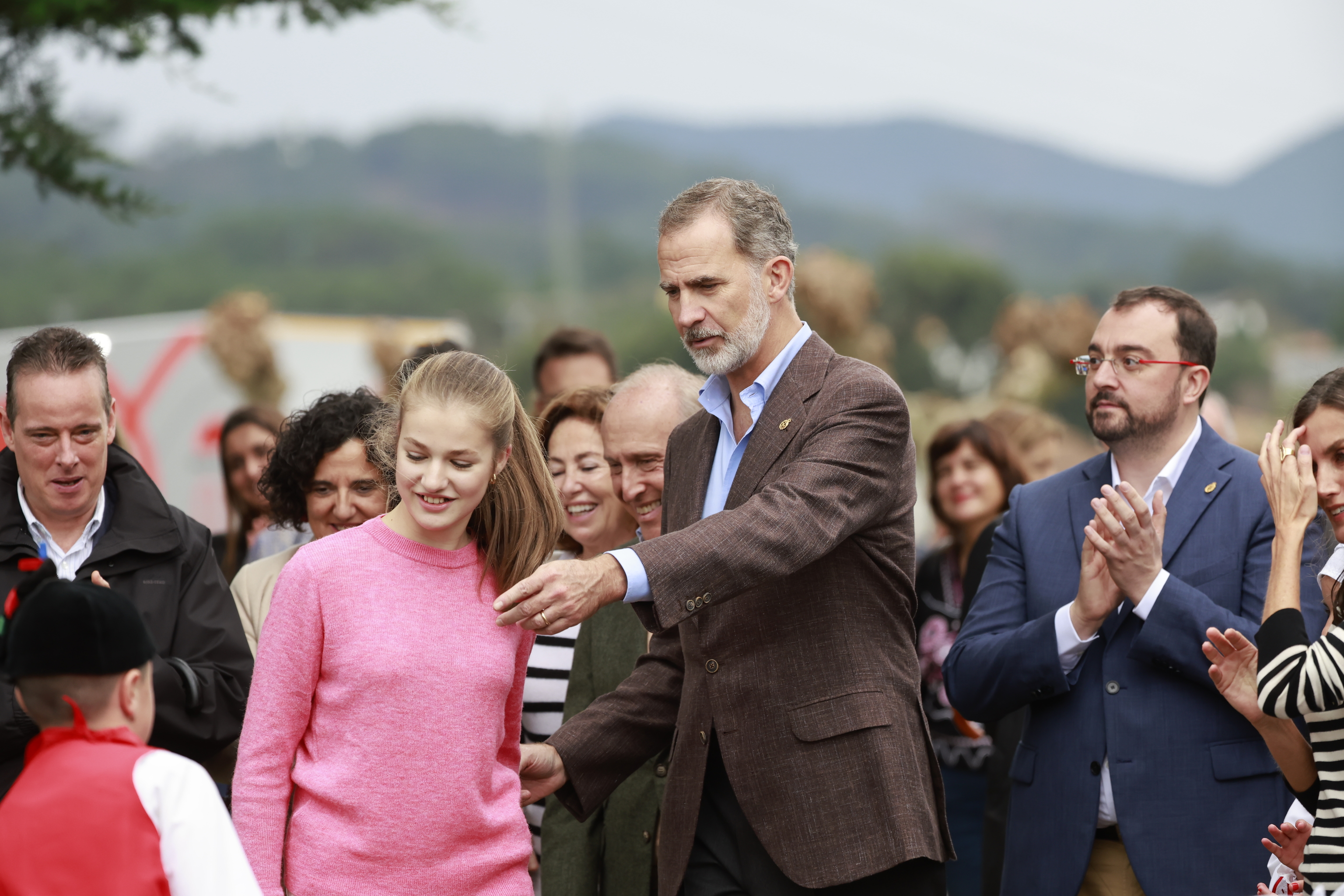 El Rey junto a la Princesa Leonor visitando Cadavu, premiado como Pueblo Ejemplar