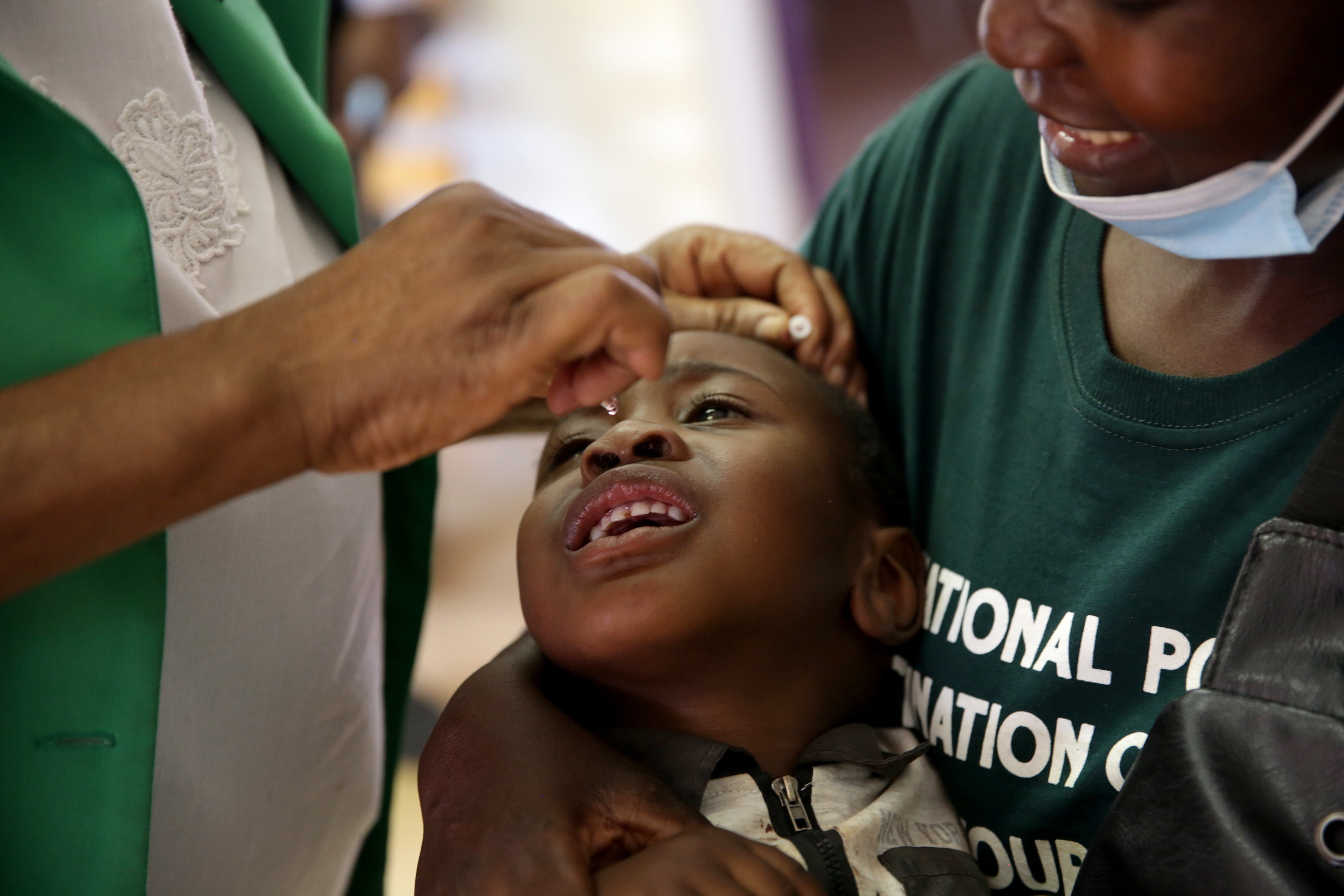 Un niño recibe una vacuna oral contra la polio en la Clínica de Borrowdale Clinic en Harare, Zimbabue.
