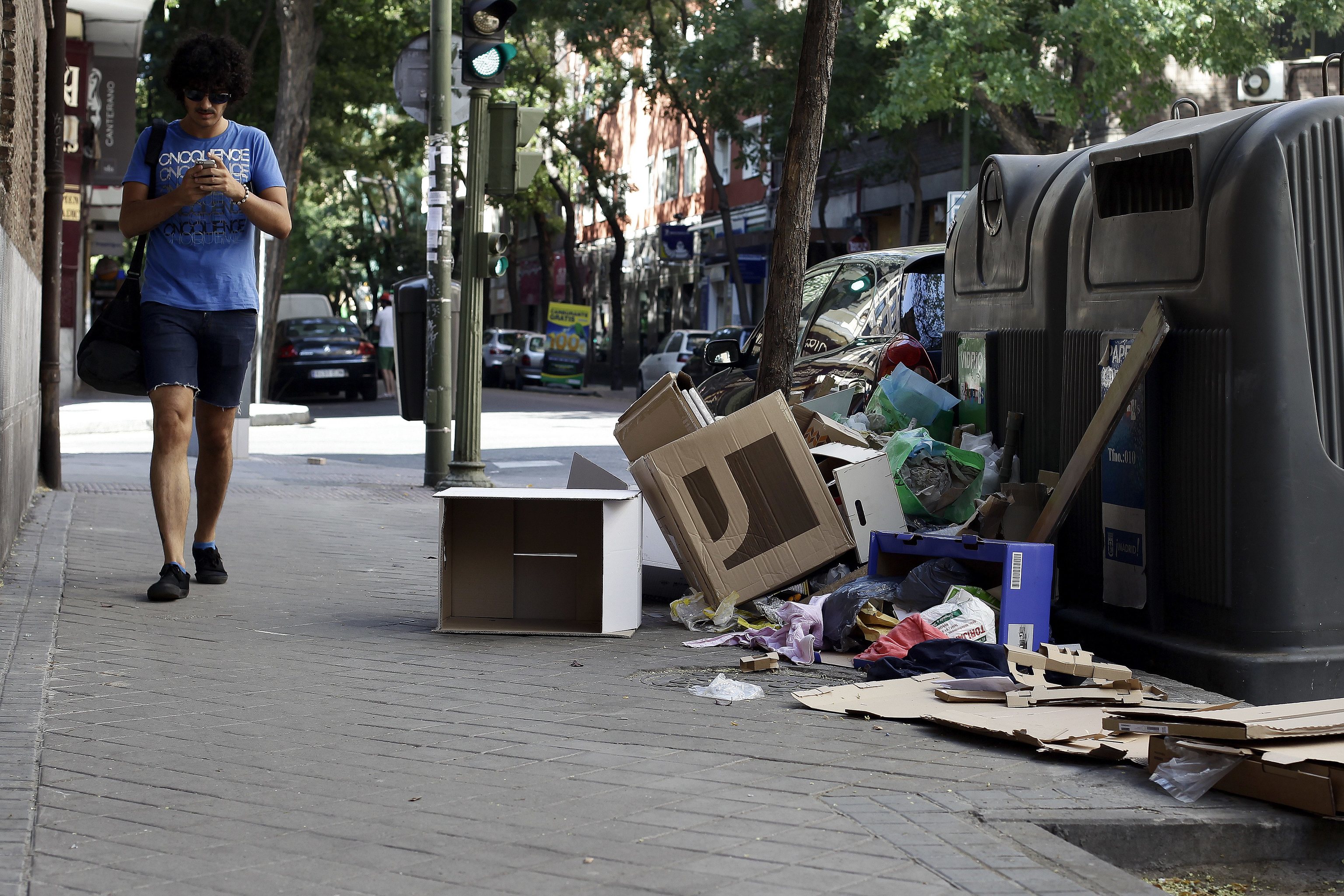 Contenedores con basuras a sus pies en la calle Blasco de Garay