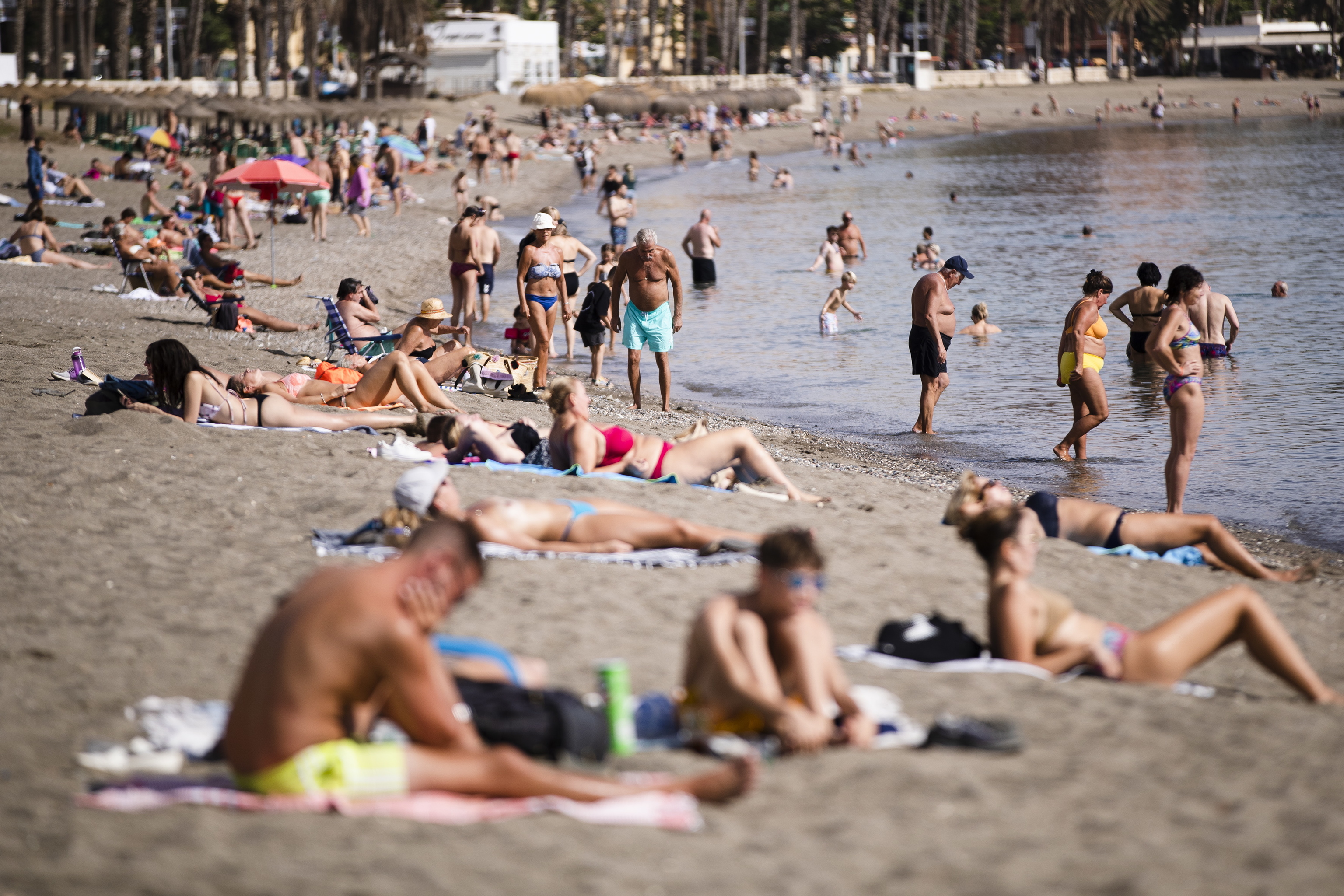 Baistas en la playa de la Malagueta, el da 25 de octubre.