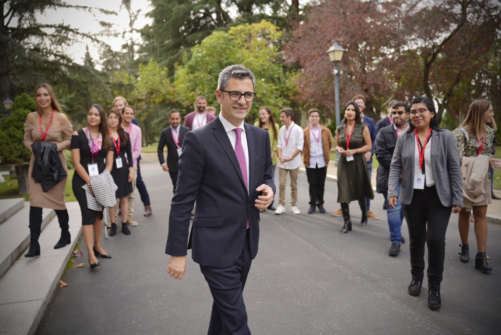 Un grupo de estudiantes, con el ministro de la Presidencia, Flix Bolaos, en La Moncloa