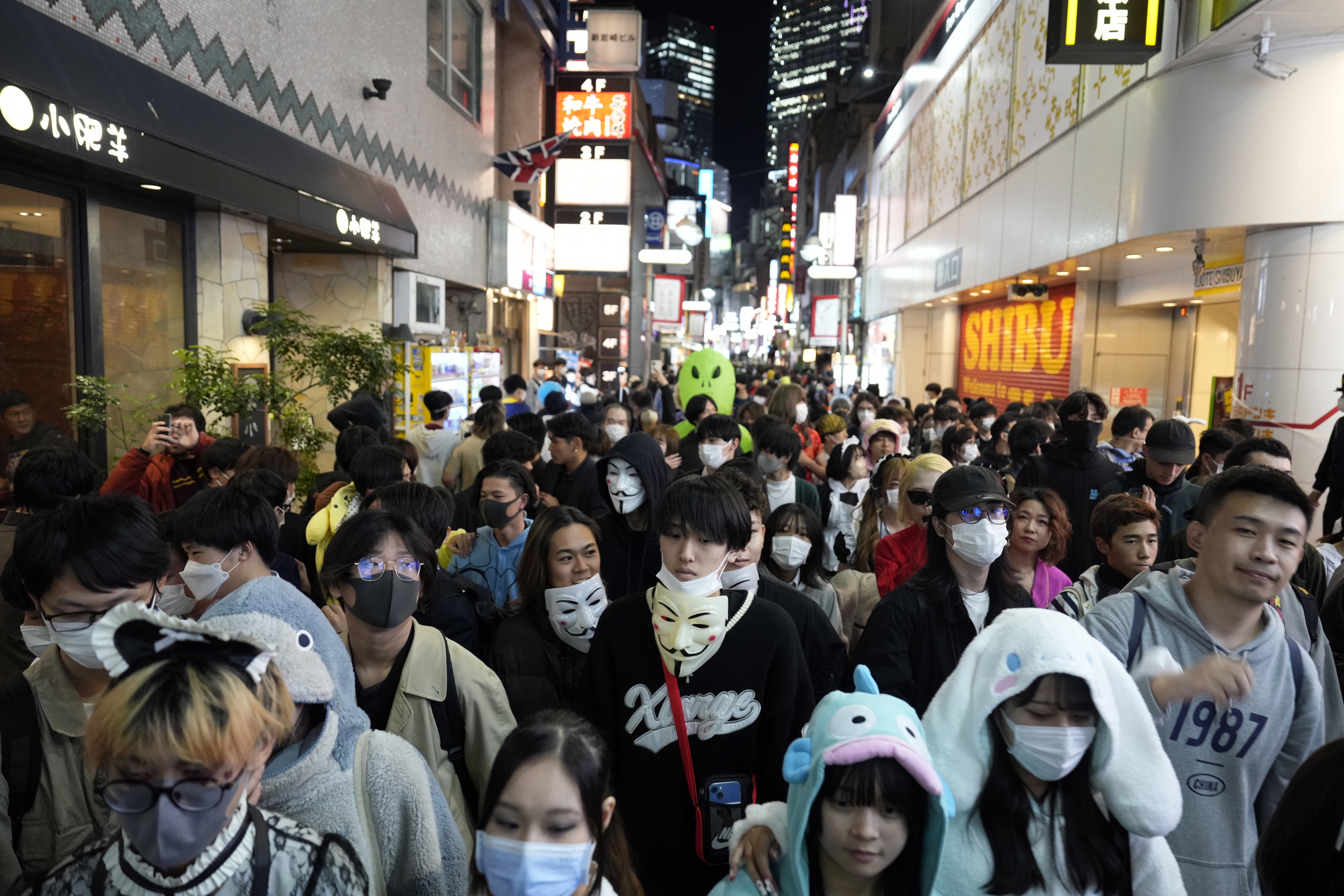 Gente celebrando Halloween en las calles de Tokio.