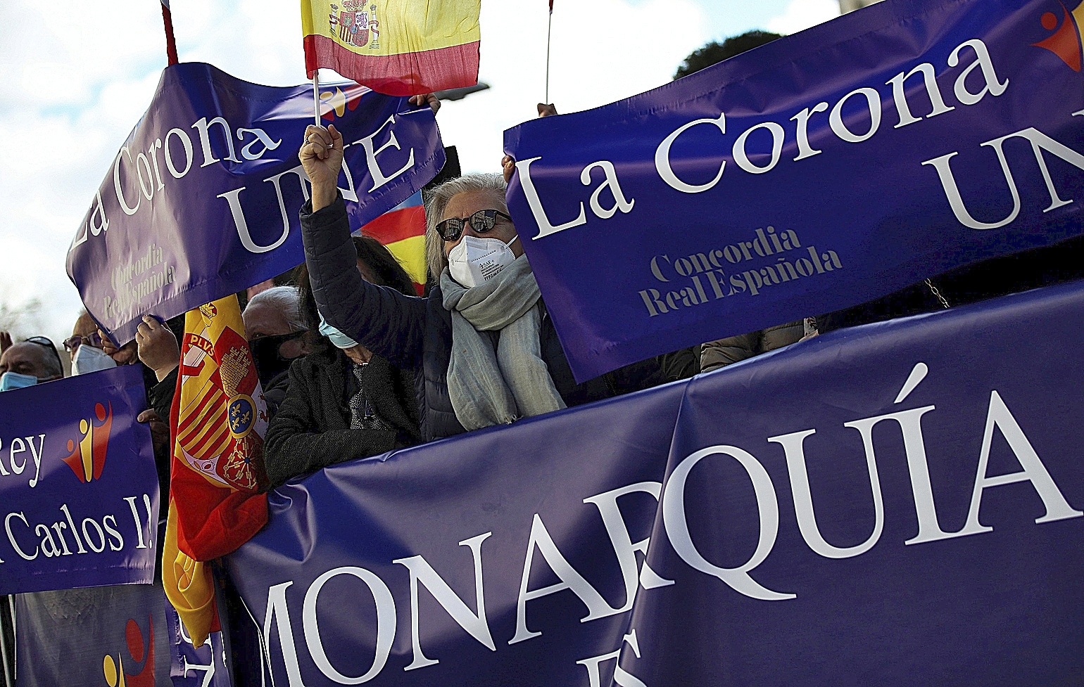 Miembros de la asociacin Concordia Real Espaola se concentran en febrero de 2021 en el Congreso de los Diputados en apoyo al Rey Felipe VI.