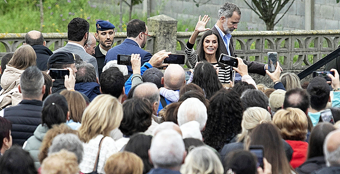 Felipe VI y la Reina saludan el sábado durante su visita a Cadavedo, Pueblo Ejemplar de Asturias 2022.