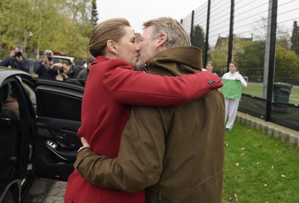 La primera ministra en funciones y su esposo  se besan despus de votar.