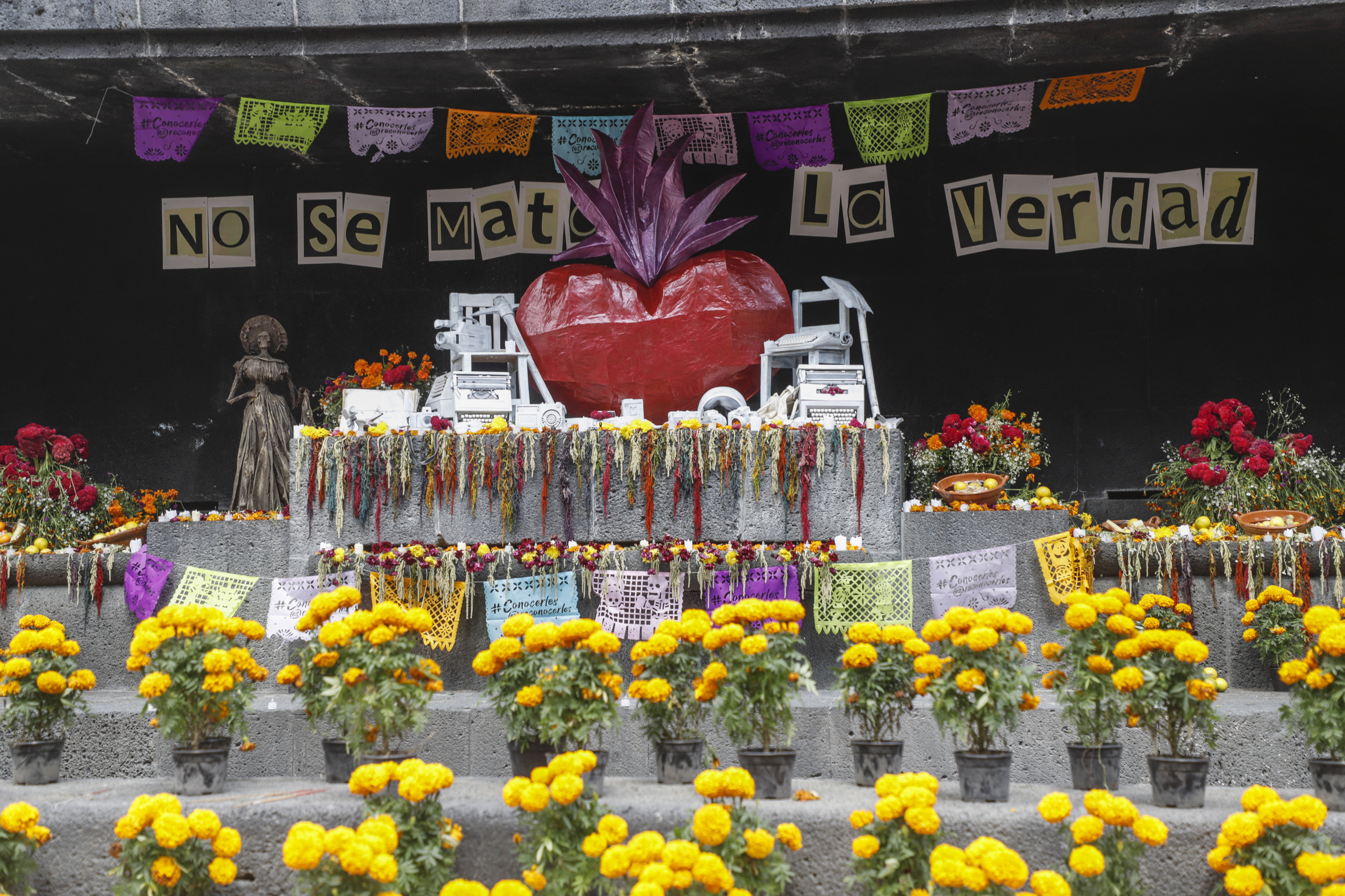 Un altar en recuerdo de los periodistas asesinados en Mxico.