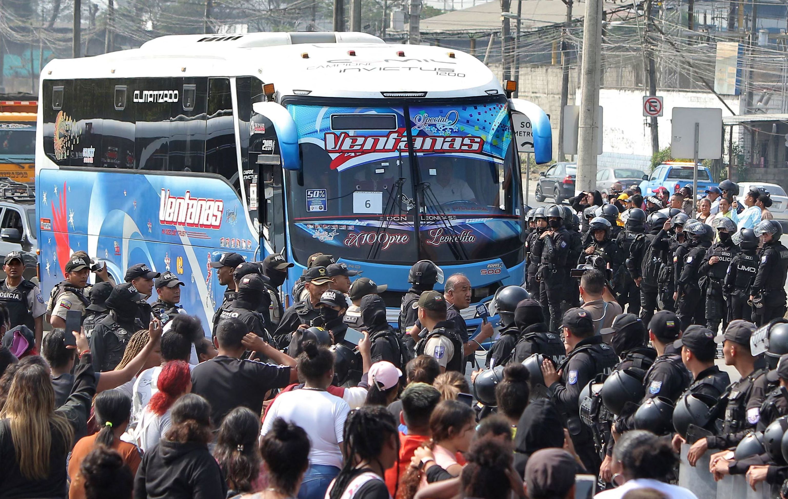 La Polica custodia el traslado de presos desde la crcel de Guayaquil.