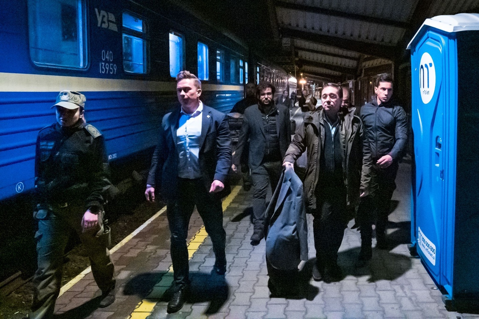 Albares llega a la estación de tren de Kiev.
