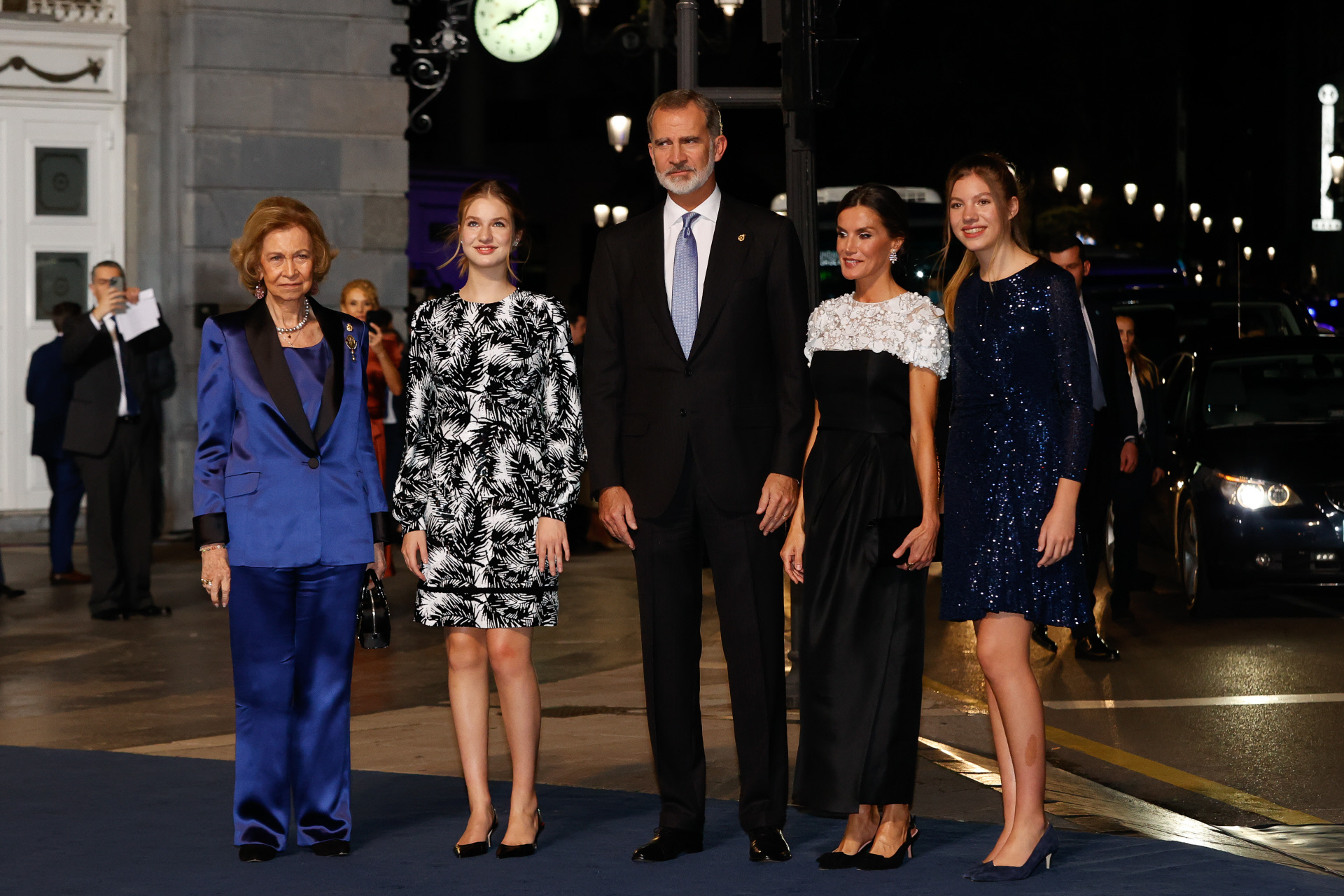 Doña Sofía, junto a los Reyes y sus nietas, a la entrada del Teatro Campoamor este viernes.