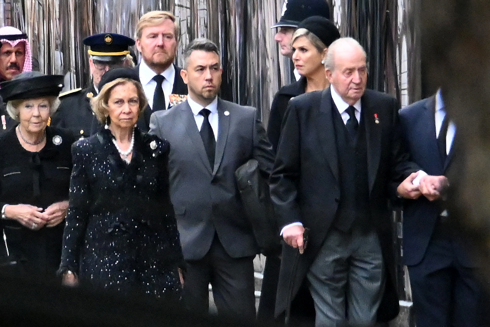 Los Reyes Sofa y Juan Carlos, juntos, en los funerales de la reina Isabel.